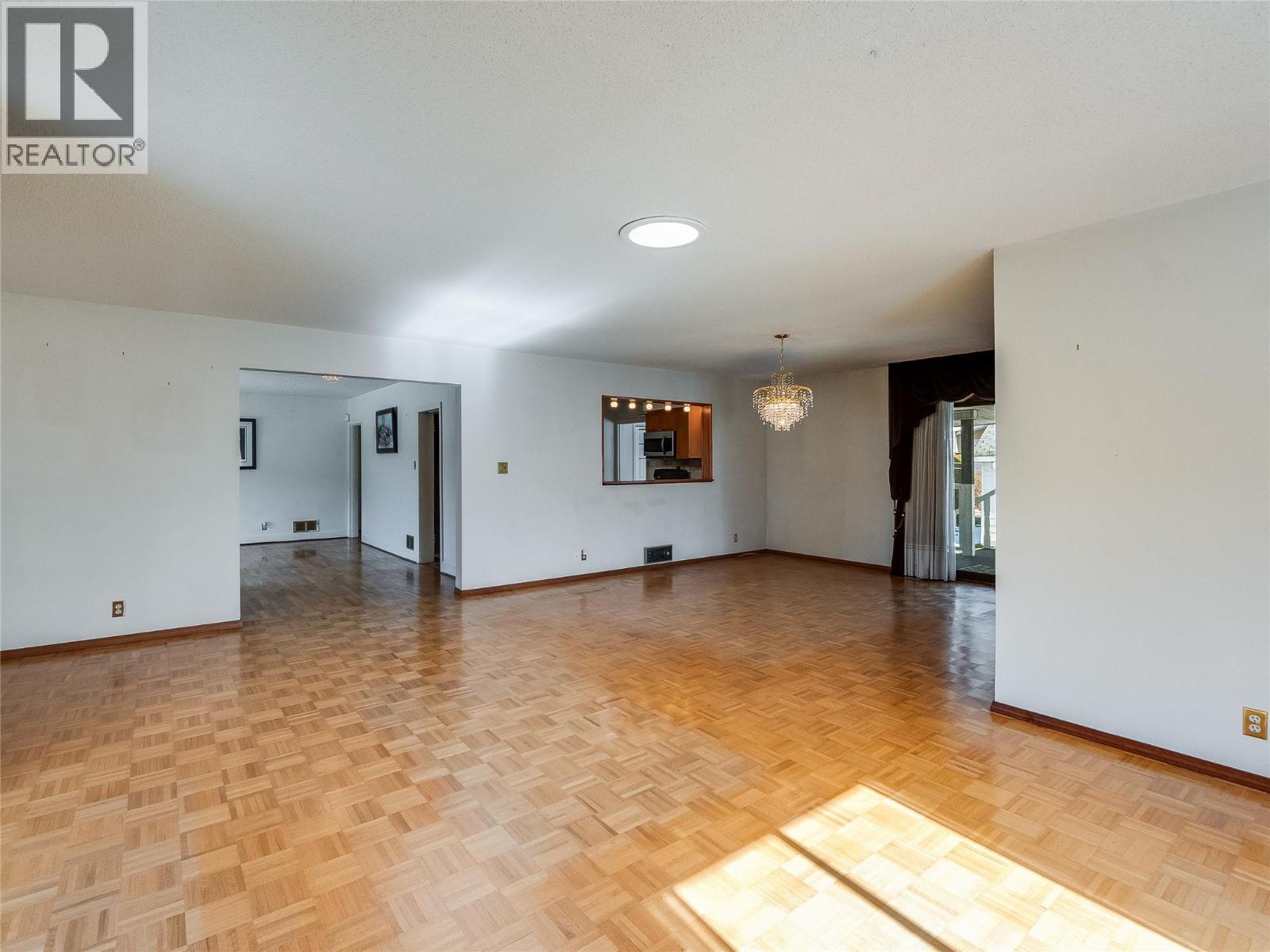 101 10Th Avenue, Castlegar, BC - Indoor Photo Showing Other Room