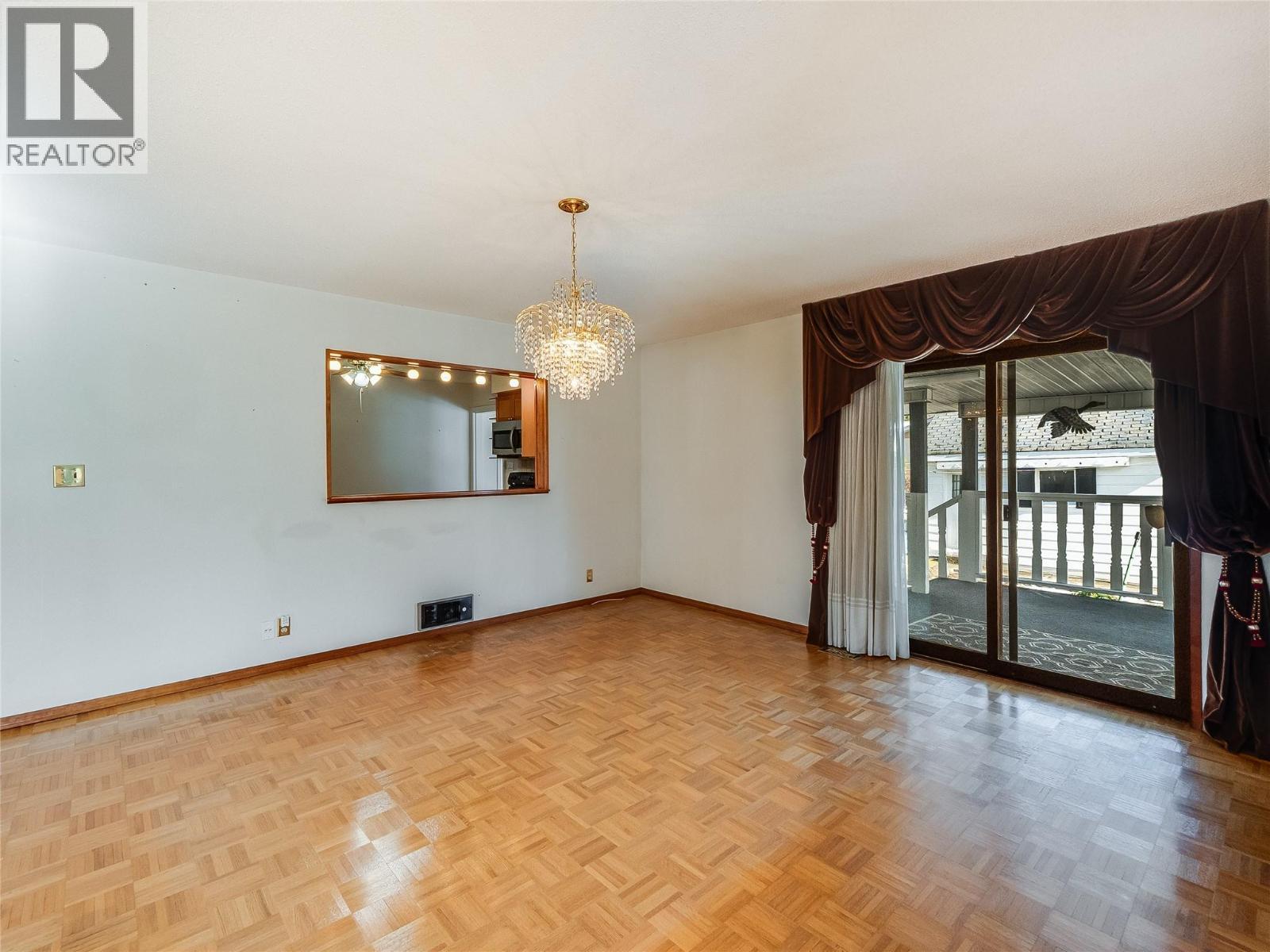 101 10Th Avenue, Castlegar, BC - Indoor Photo Showing Other Room