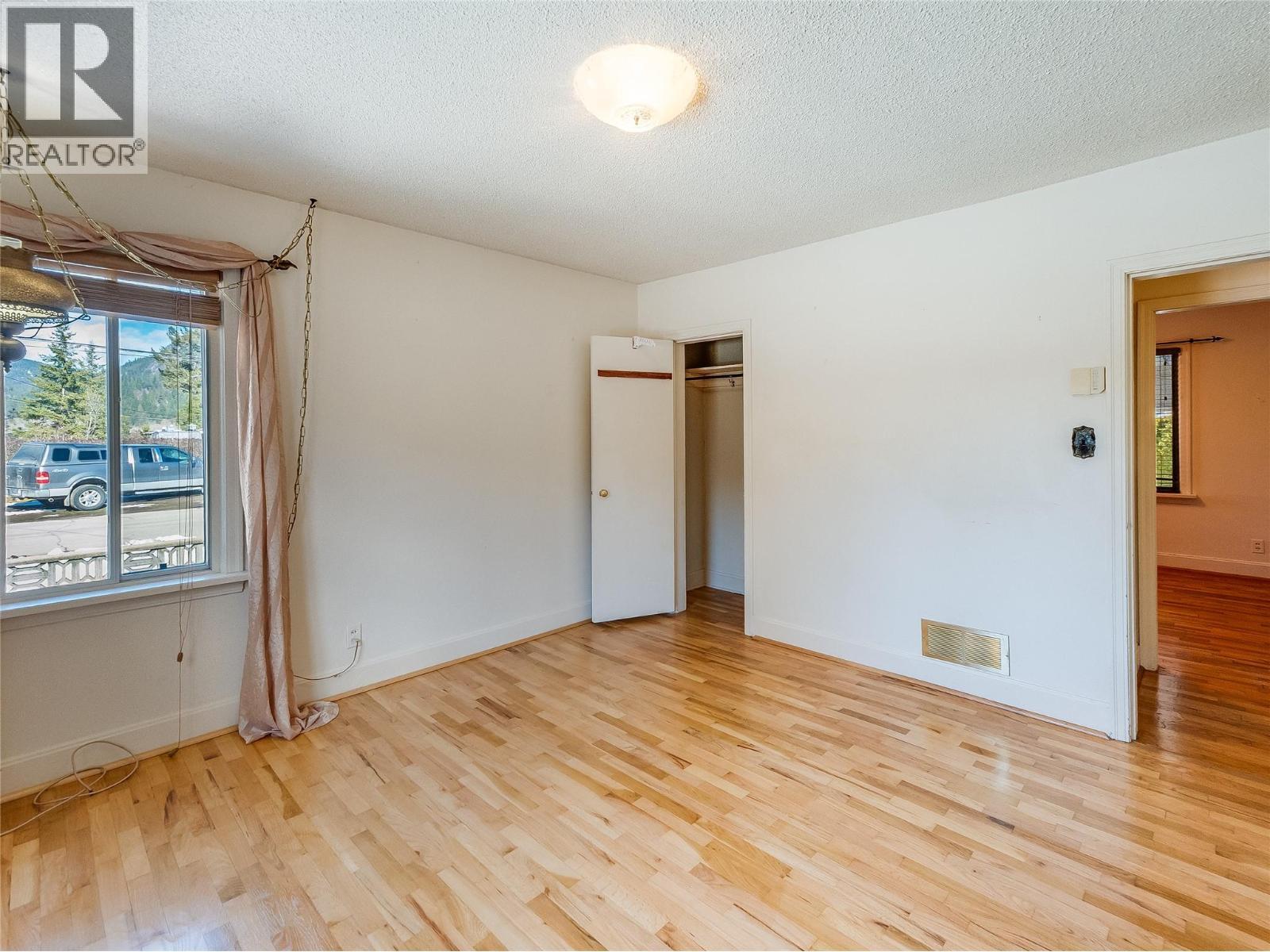 101 10Th Avenue, Castlegar, BC - Indoor Photo Showing Other Room