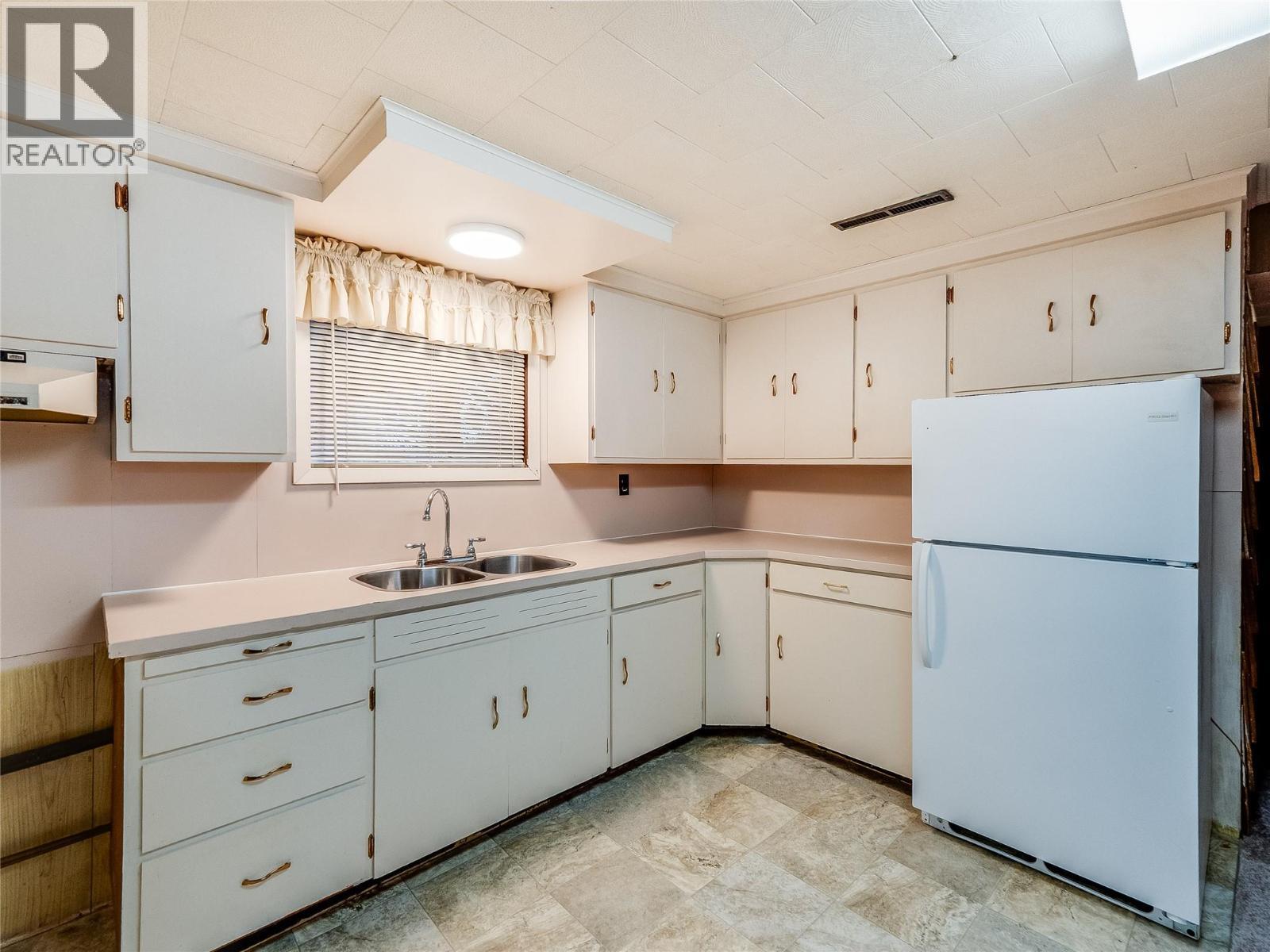 101 10Th Avenue, Castlegar, BC - Indoor Photo Showing Kitchen With Double Sink