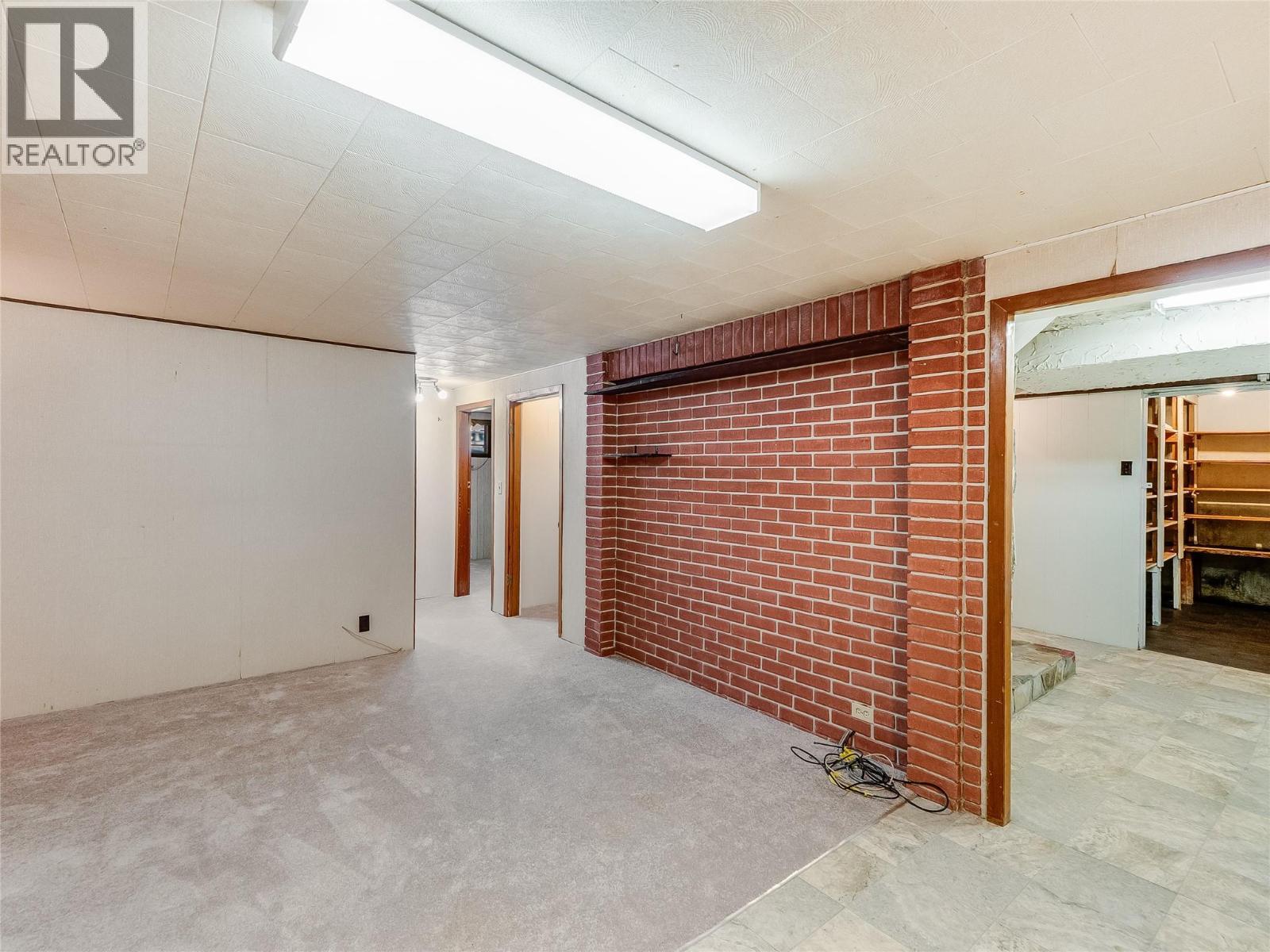 101 10Th Avenue, Castlegar, BC - Indoor Photo Showing Other Room