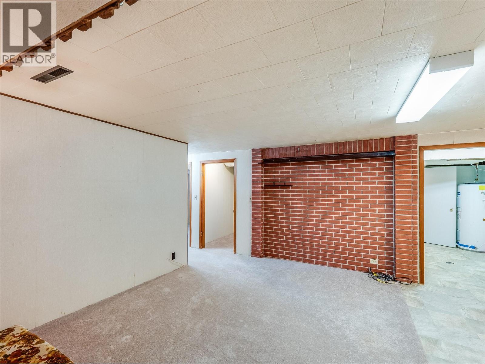 101 10Th Avenue, Castlegar, BC - Indoor Photo Showing Other Room