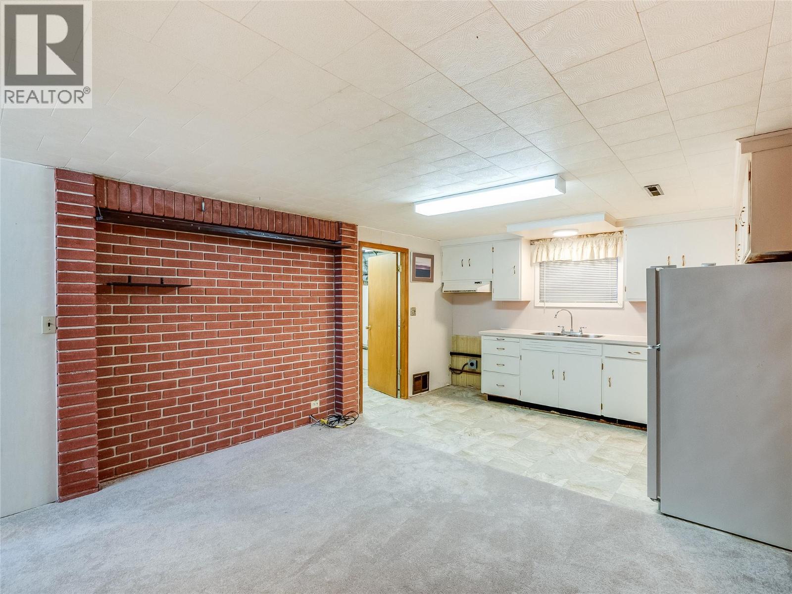 101 10Th Avenue, Castlegar, BC - Indoor