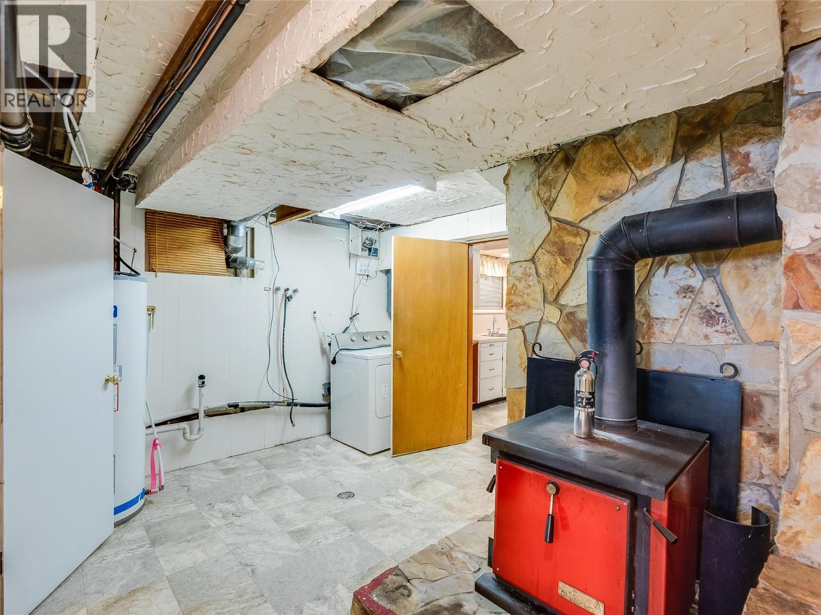 101 10Th Avenue, Castlegar, BC - Indoor