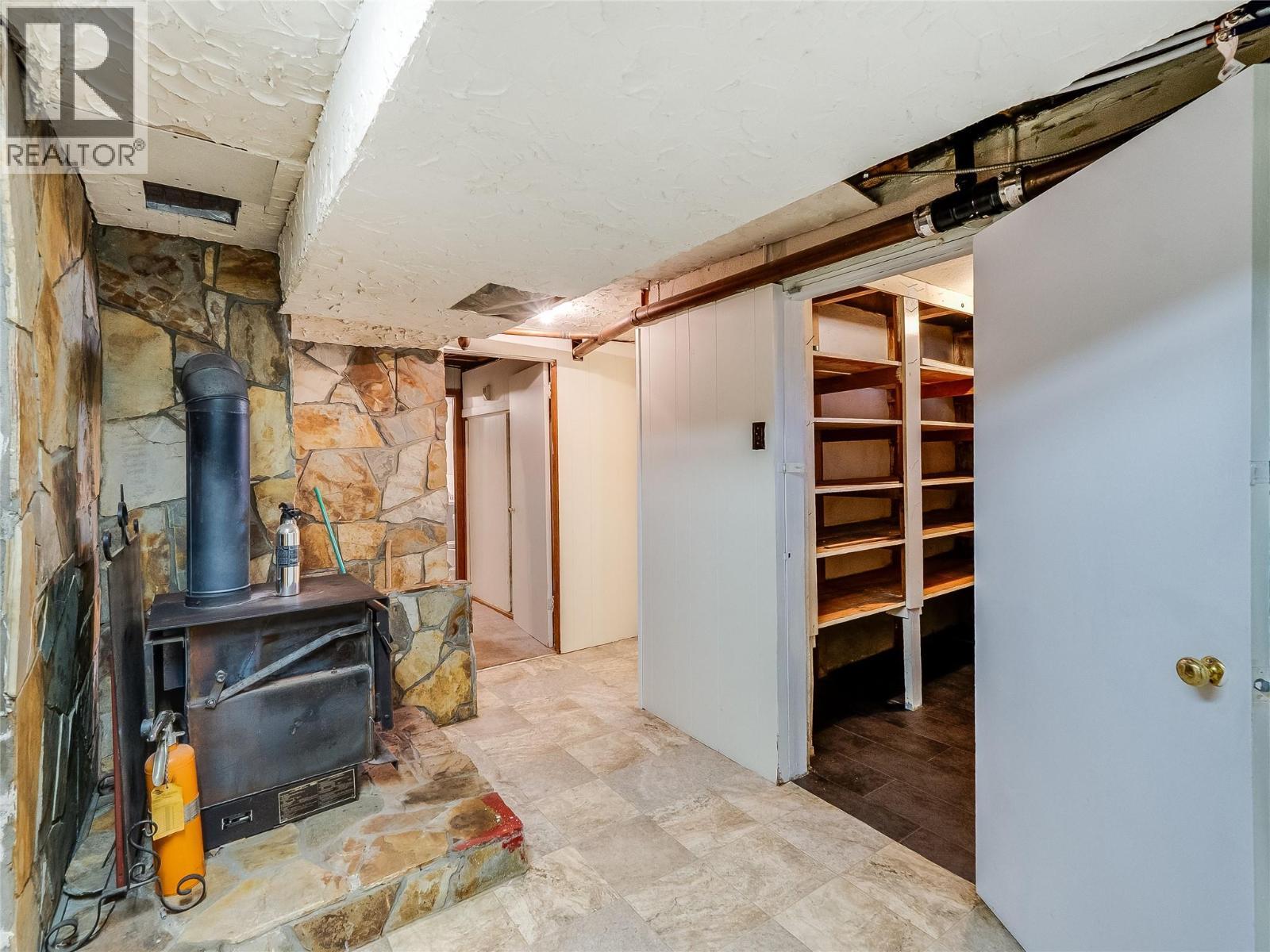 101 10Th Avenue, Castlegar, BC - Indoor