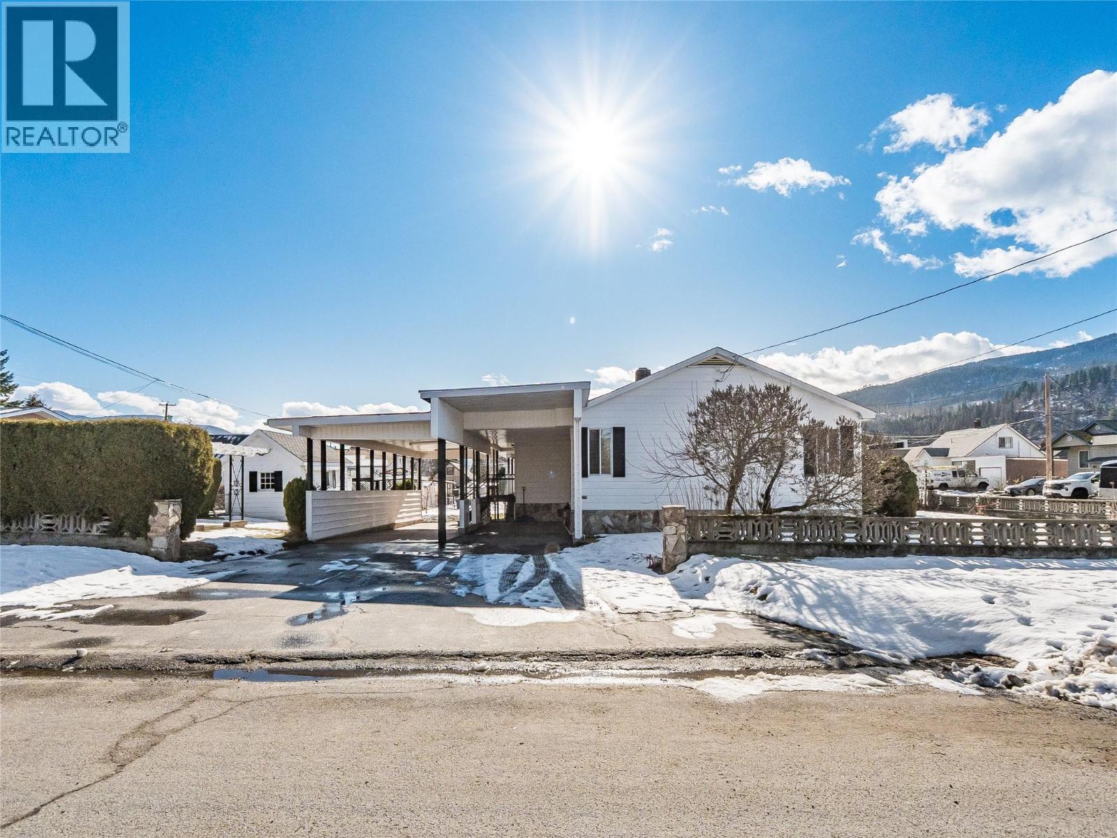 101 10Th Avenue, Castlegar, BC - Outdoor