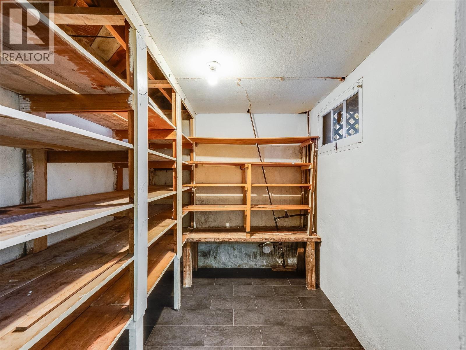 101 10Th Avenue, Castlegar, BC - Indoor With Storage
