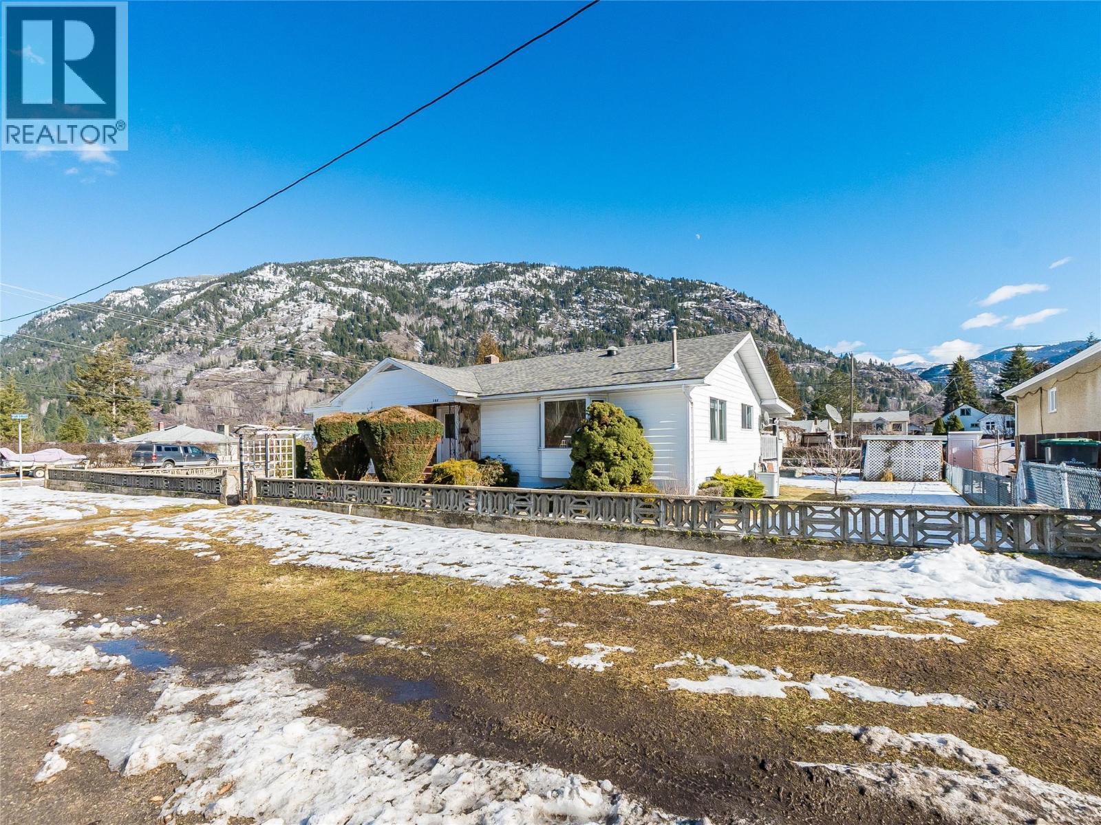 101 10Th Avenue, Castlegar, BC - Outdoor