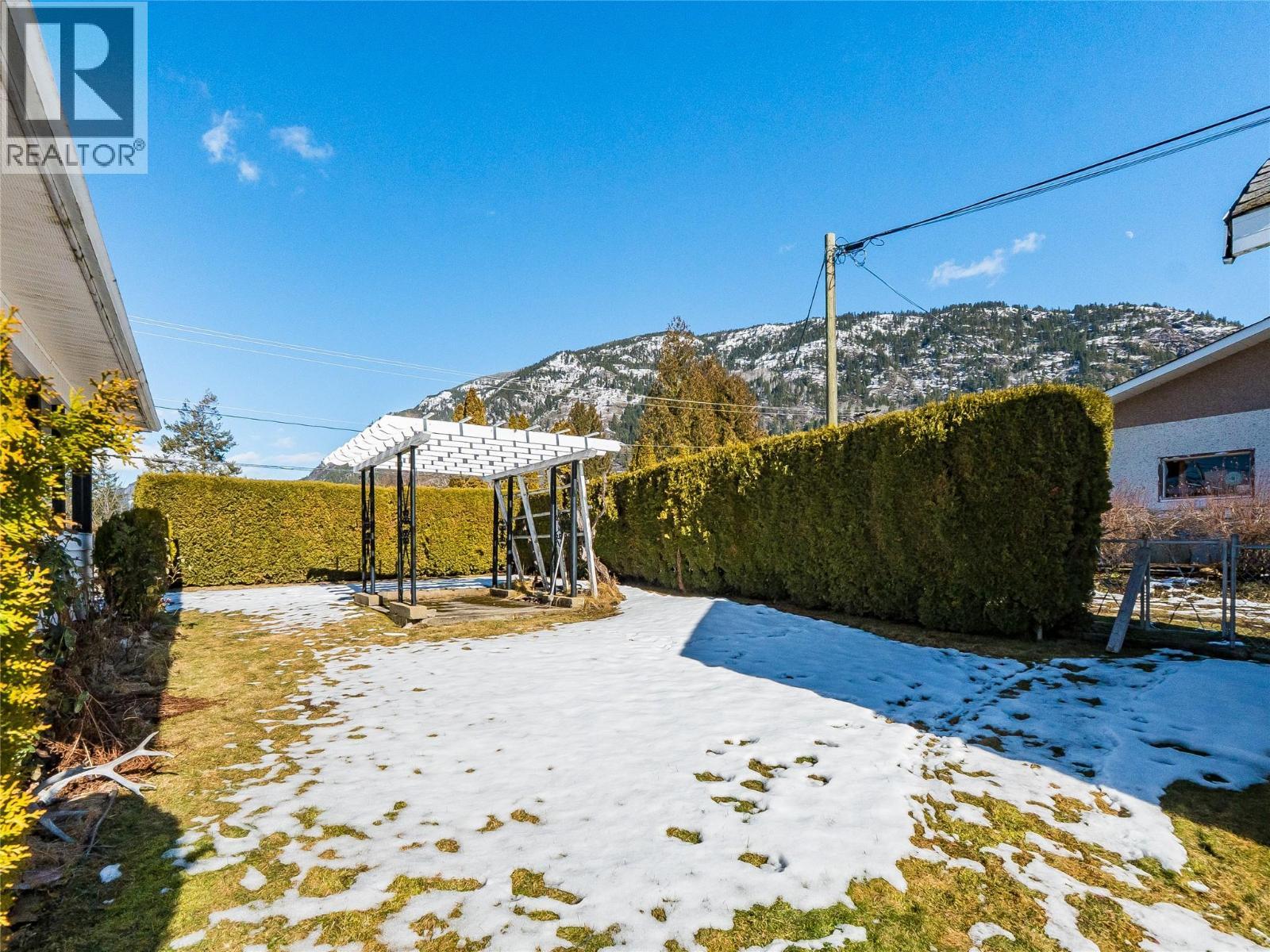 101 10Th Avenue, Castlegar, BC - Outdoor