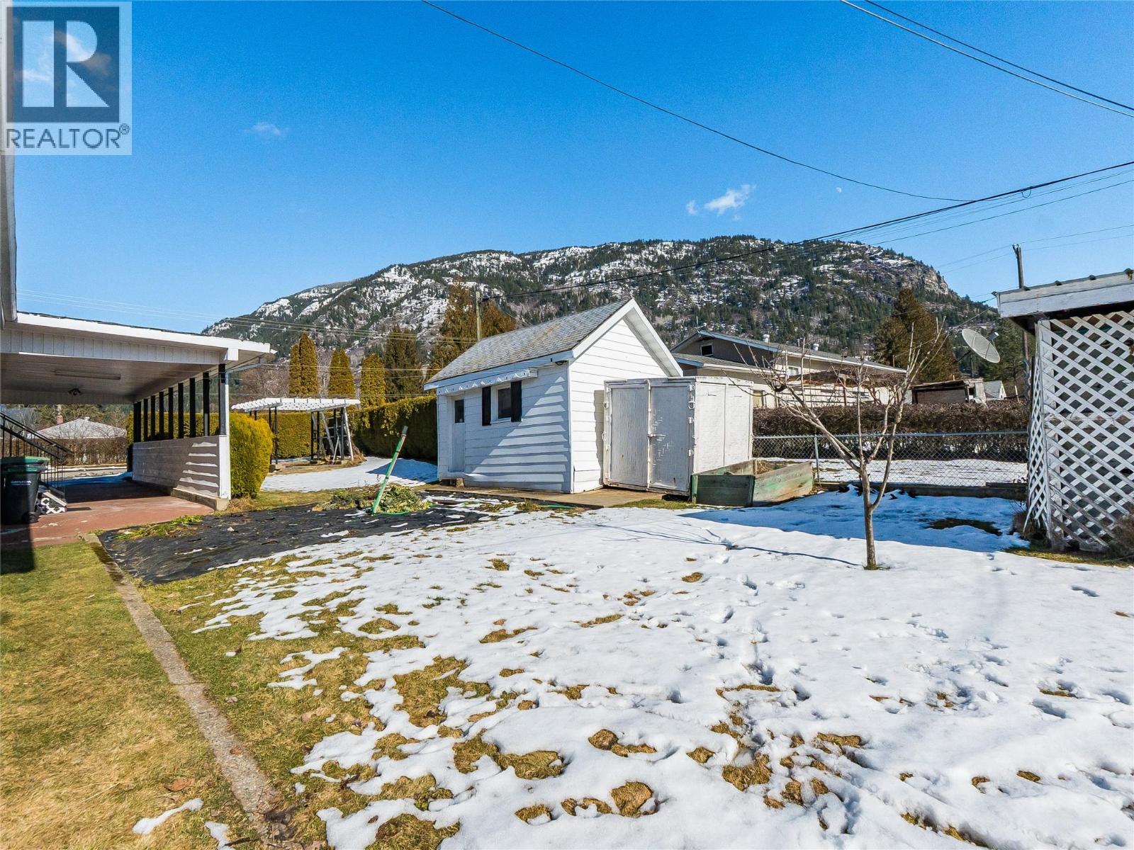 101 10Th Avenue, Castlegar, BC - Outdoor