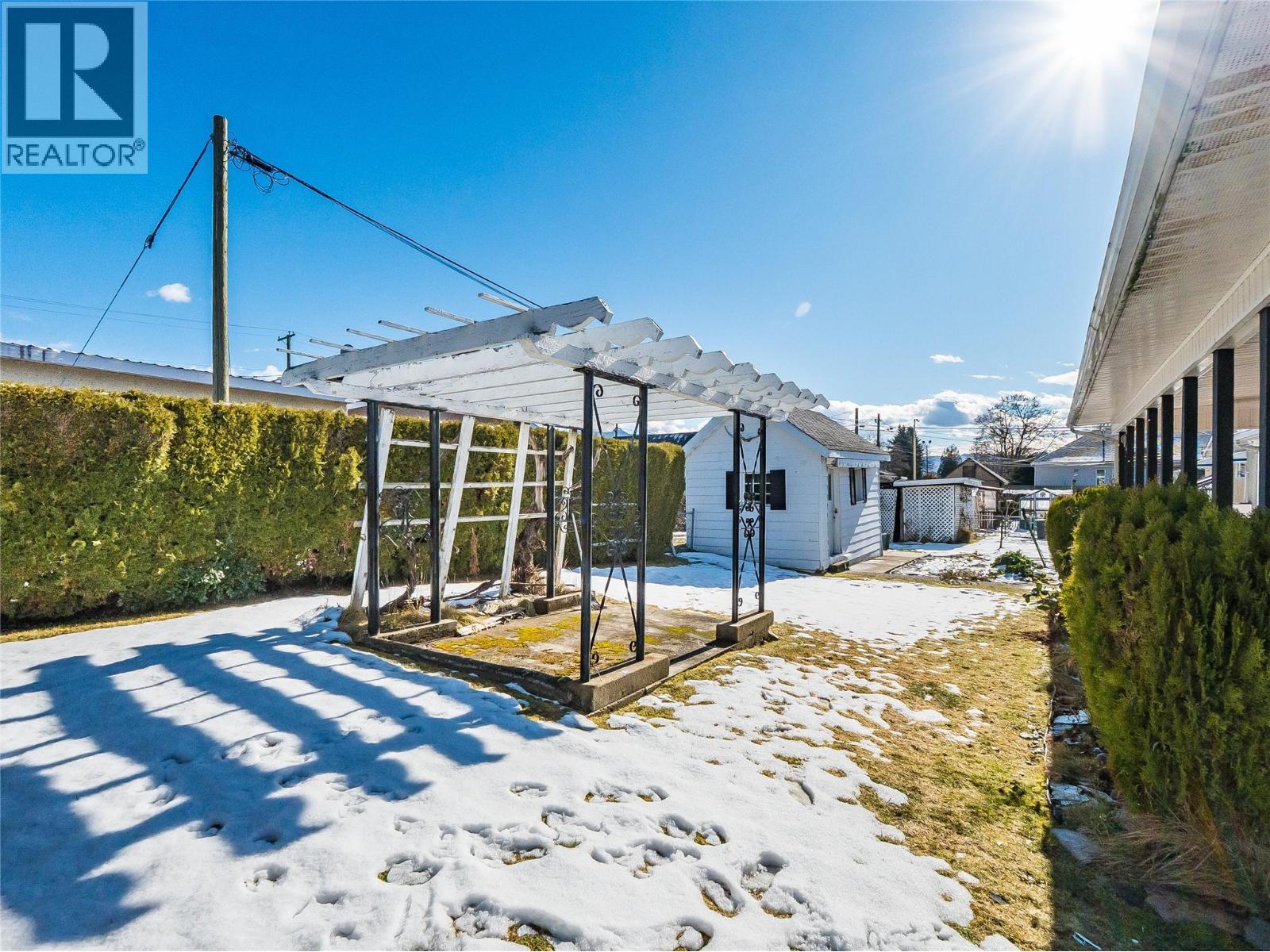 101 10Th Avenue, Castlegar, BC - Outdoor