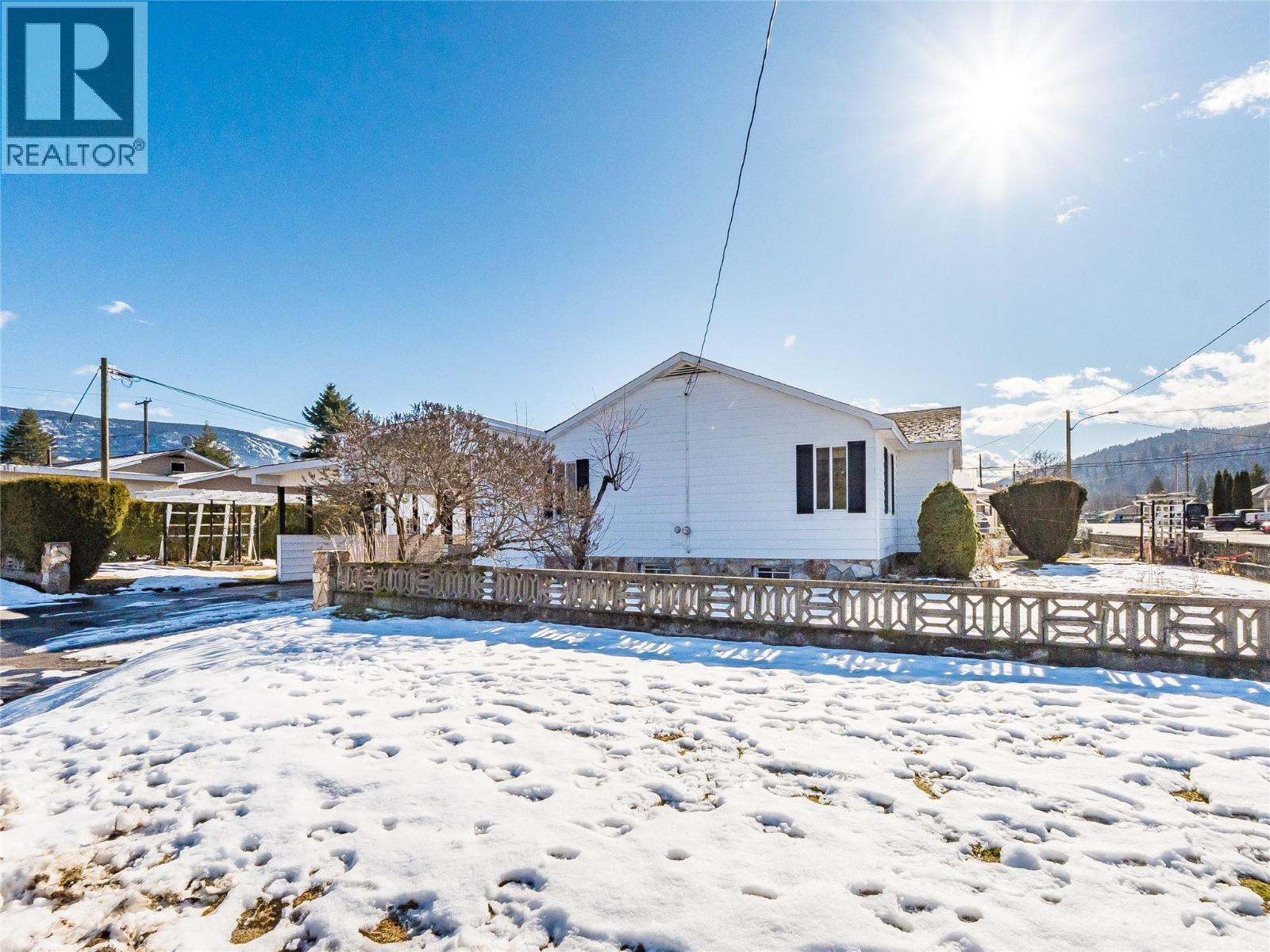 101 10Th Avenue, Castlegar, BC - Outdoor With View