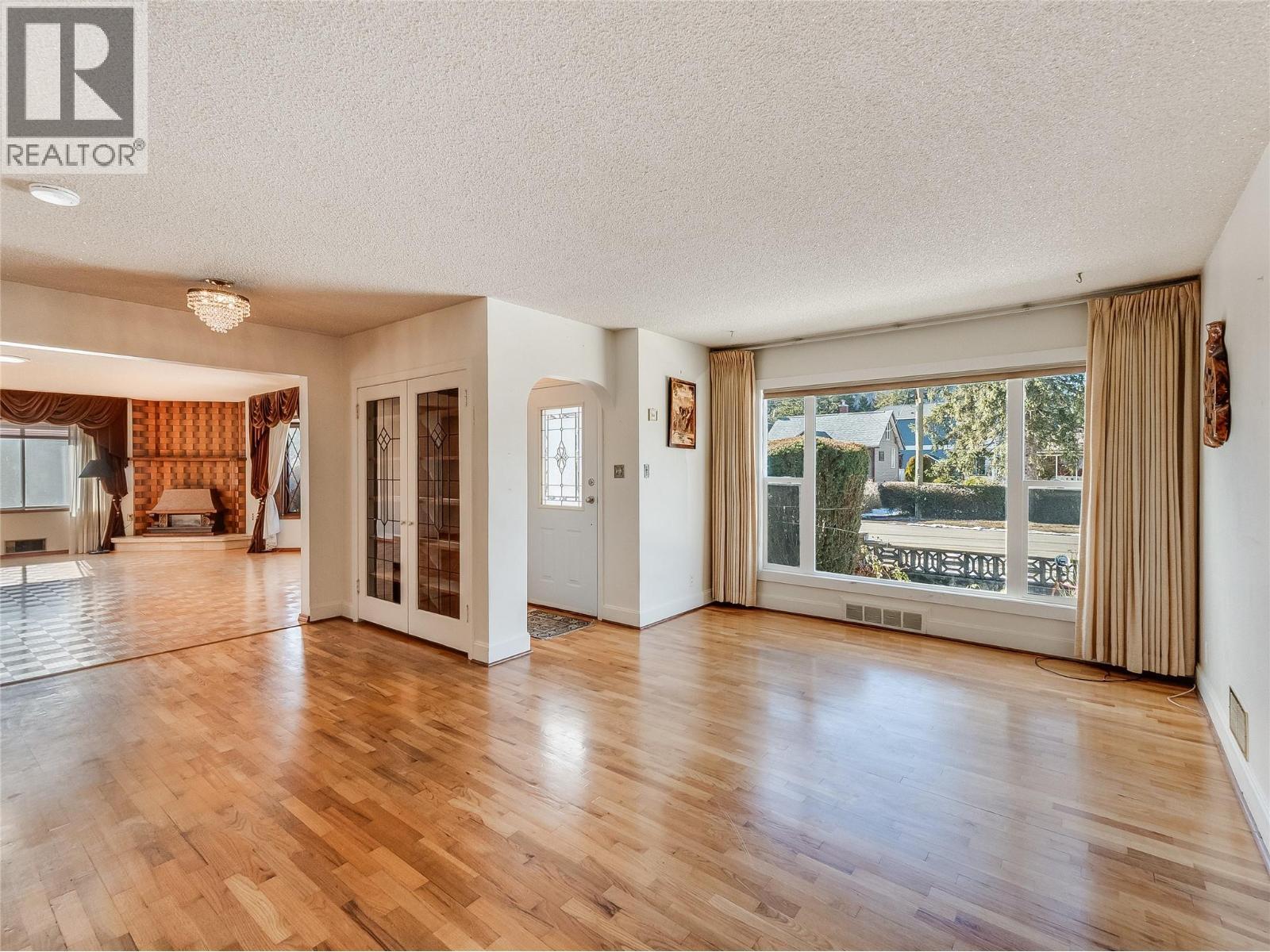 101 10Th Avenue, Castlegar, BC - Indoor Photo Showing Living Room