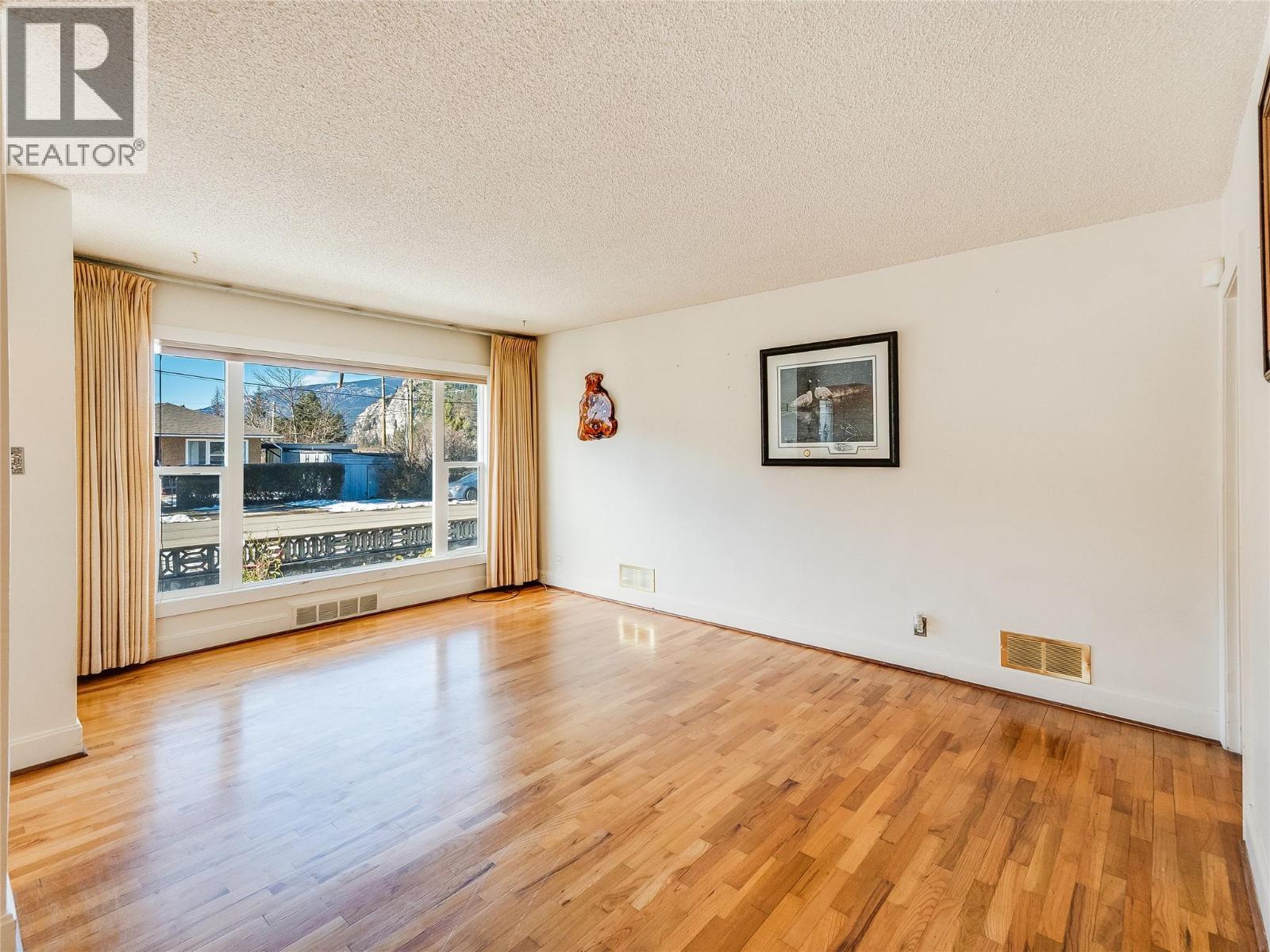 101 10Th Avenue, Castlegar, BC - Indoor Photo Showing Living Room
