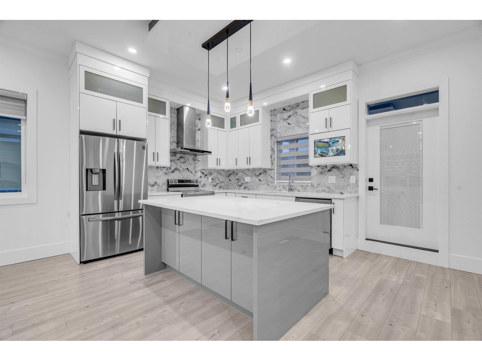 32689 Carter Avenue, Mission, BC - Indoor Photo Showing Kitchen With Upgraded Kitchen