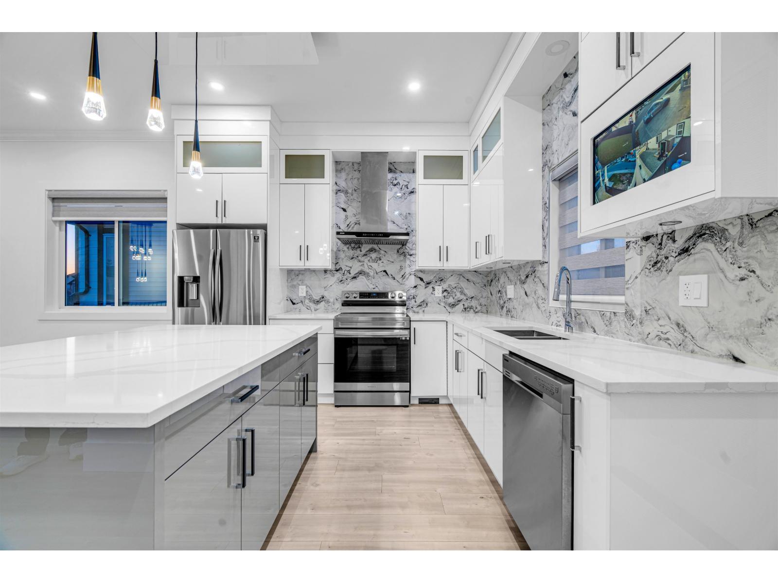 32689 Carter Avenue, Mission, BC - Indoor Photo Showing Kitchen With Upgraded Kitchen