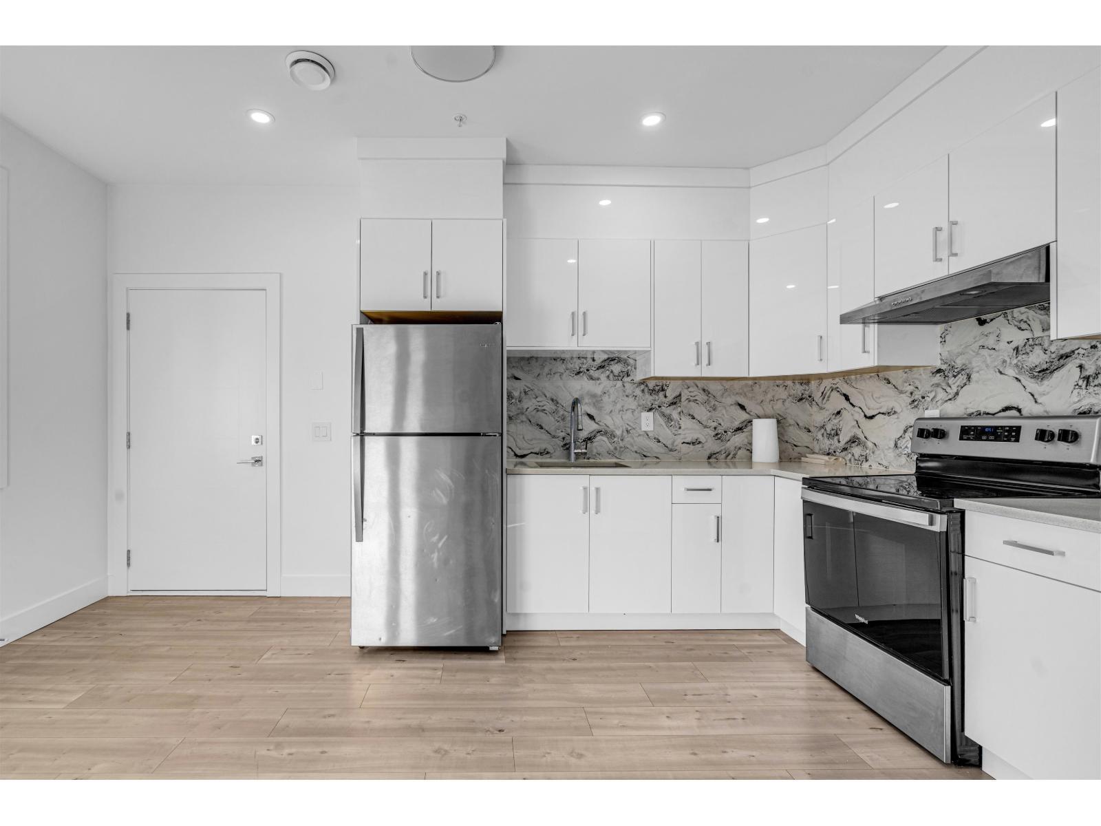 32689 Carter Avenue, Mission, BC - Indoor Photo Showing Kitchen With Upgraded Kitchen