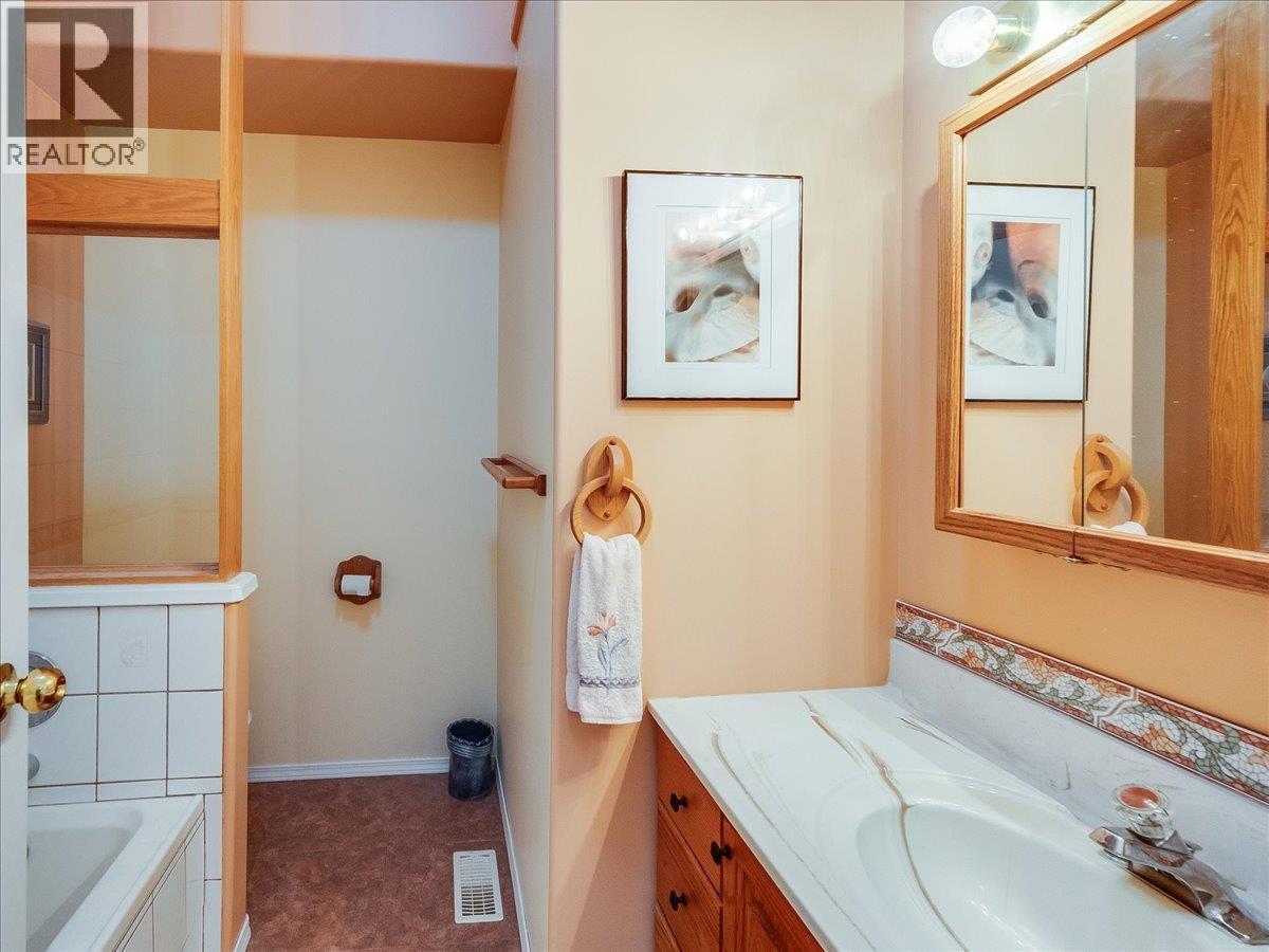 3-piece Main Floor Bathroom - 702 Munro Street, Nelson, BC - Indoor