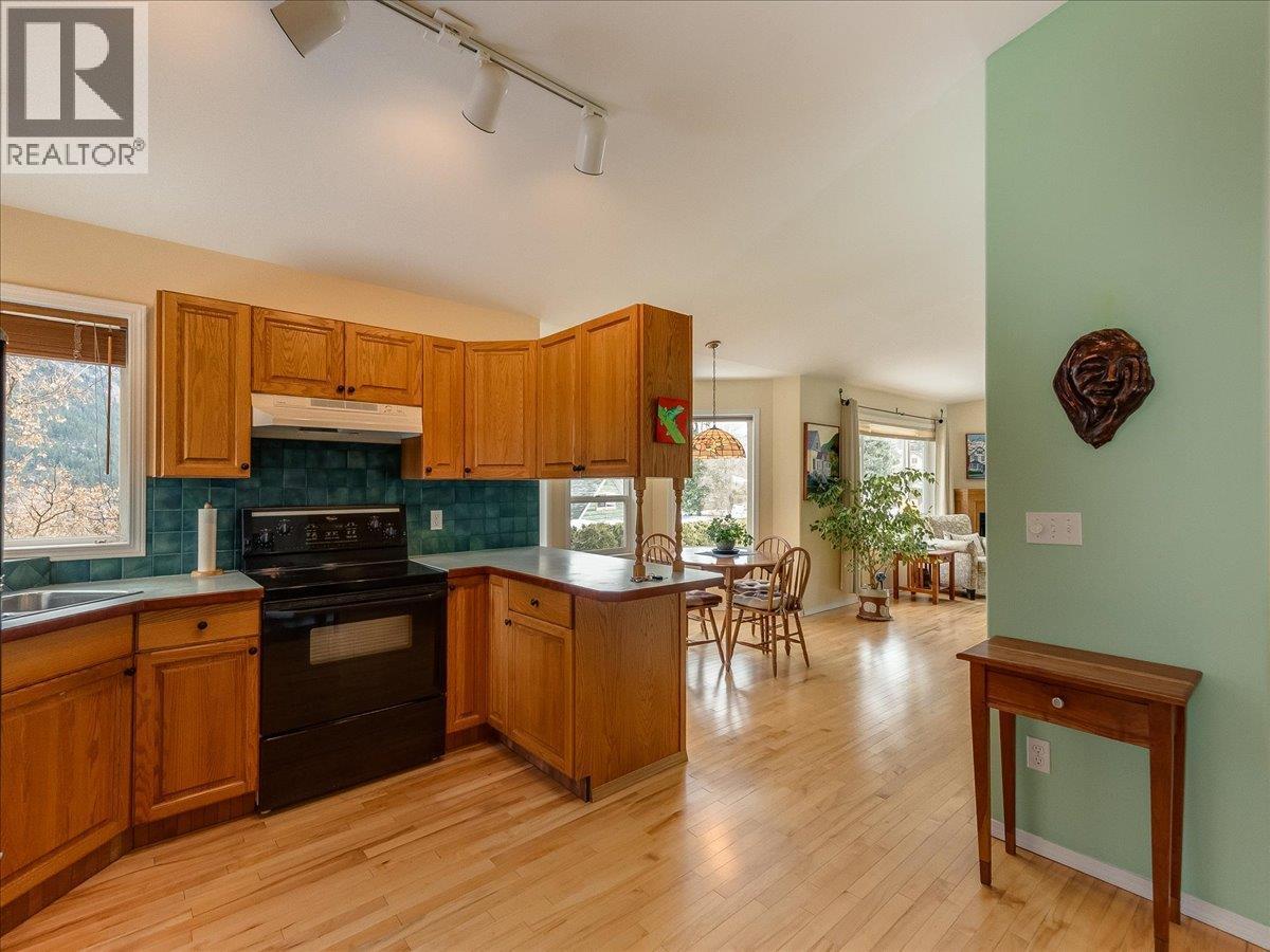 702 Munro Street, Nelson, BC - Indoor Photo Showing Kitchen