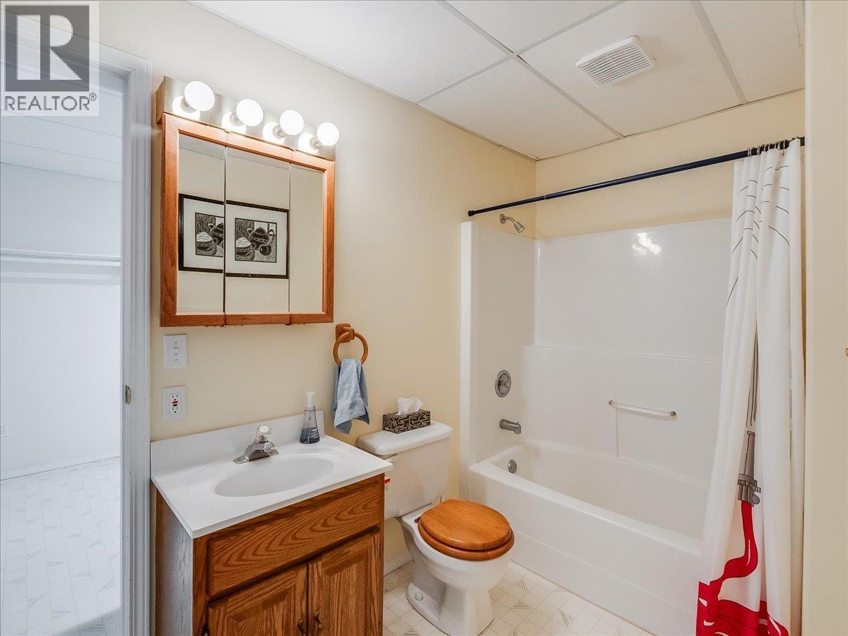 Lower Level 3 Piece Bath - 702 Munro Street, Nelson, BC - Indoor Photo Showing Bathroom