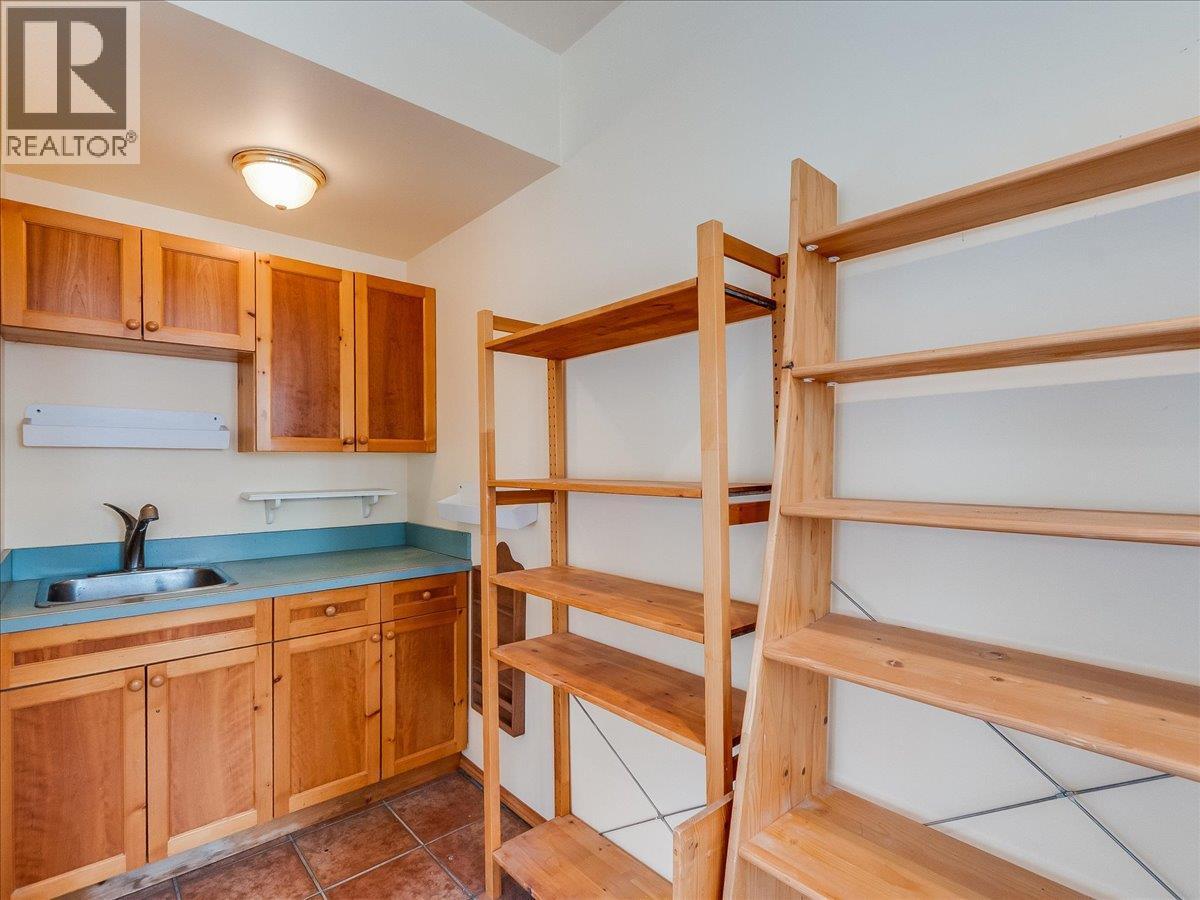 702 Munro Street, Nelson, BC - Indoor