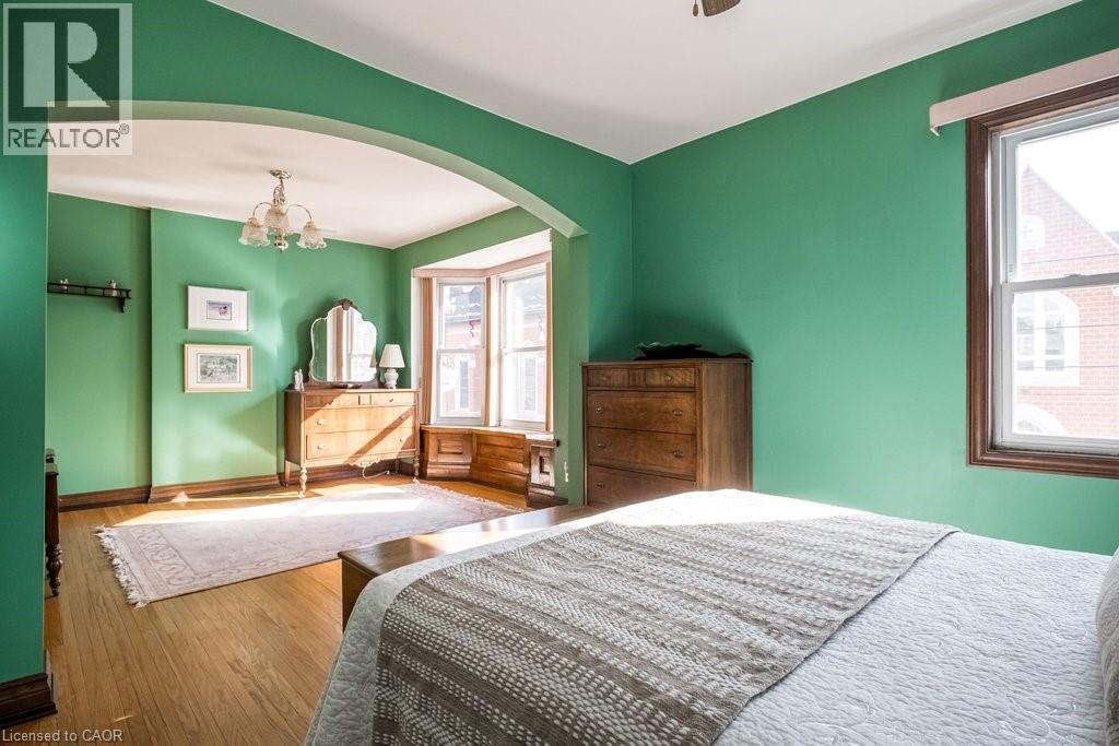 167 Park Street N, Hamilton, ON - Indoor Photo Showing Bedroom