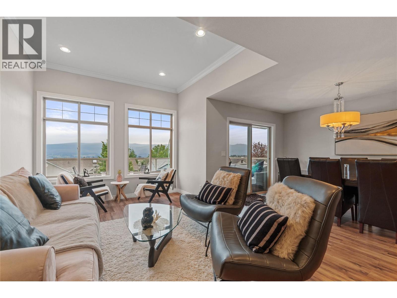 2042 Moonbeam Close, West Kelowna, BC - Indoor Photo Showing Living Room