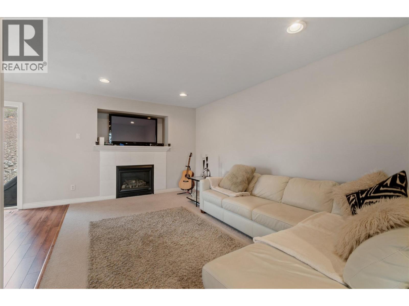 2042 Moonbeam Close, West Kelowna, BC - Indoor Photo Showing Living Room With Fireplace