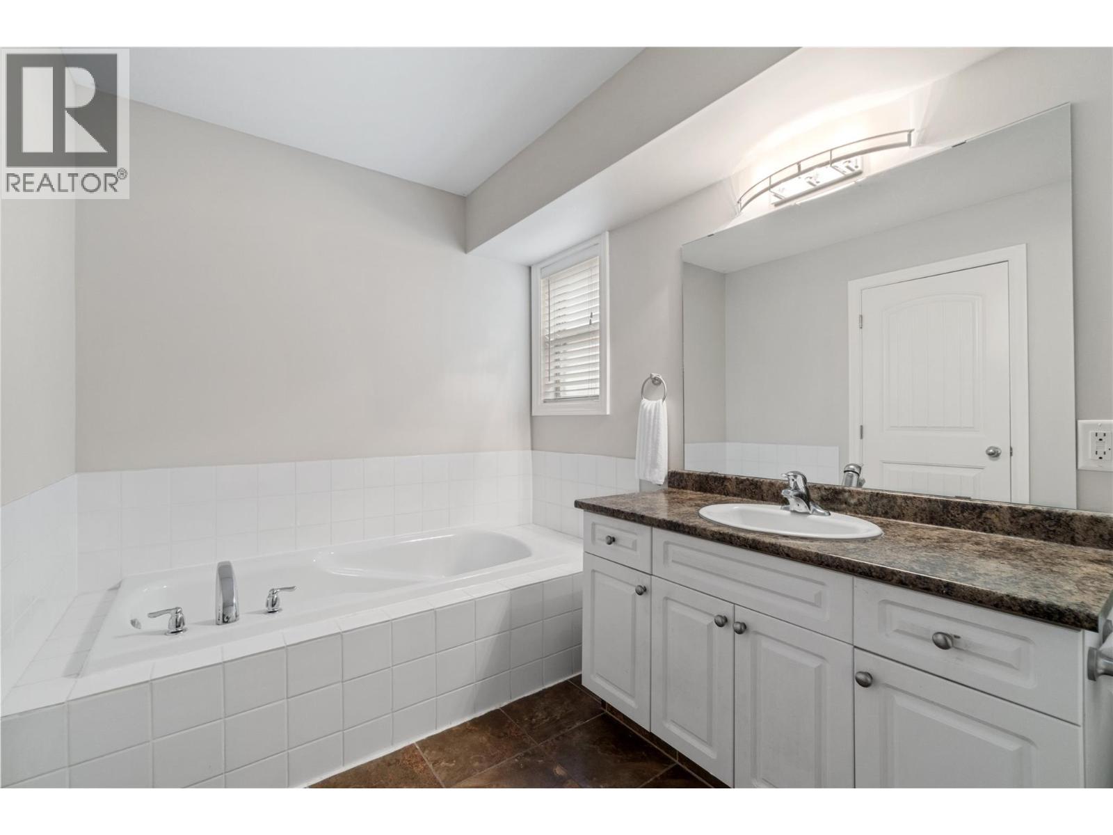 2042 Moonbeam Close, West Kelowna, BC - Indoor Photo Showing Bathroom