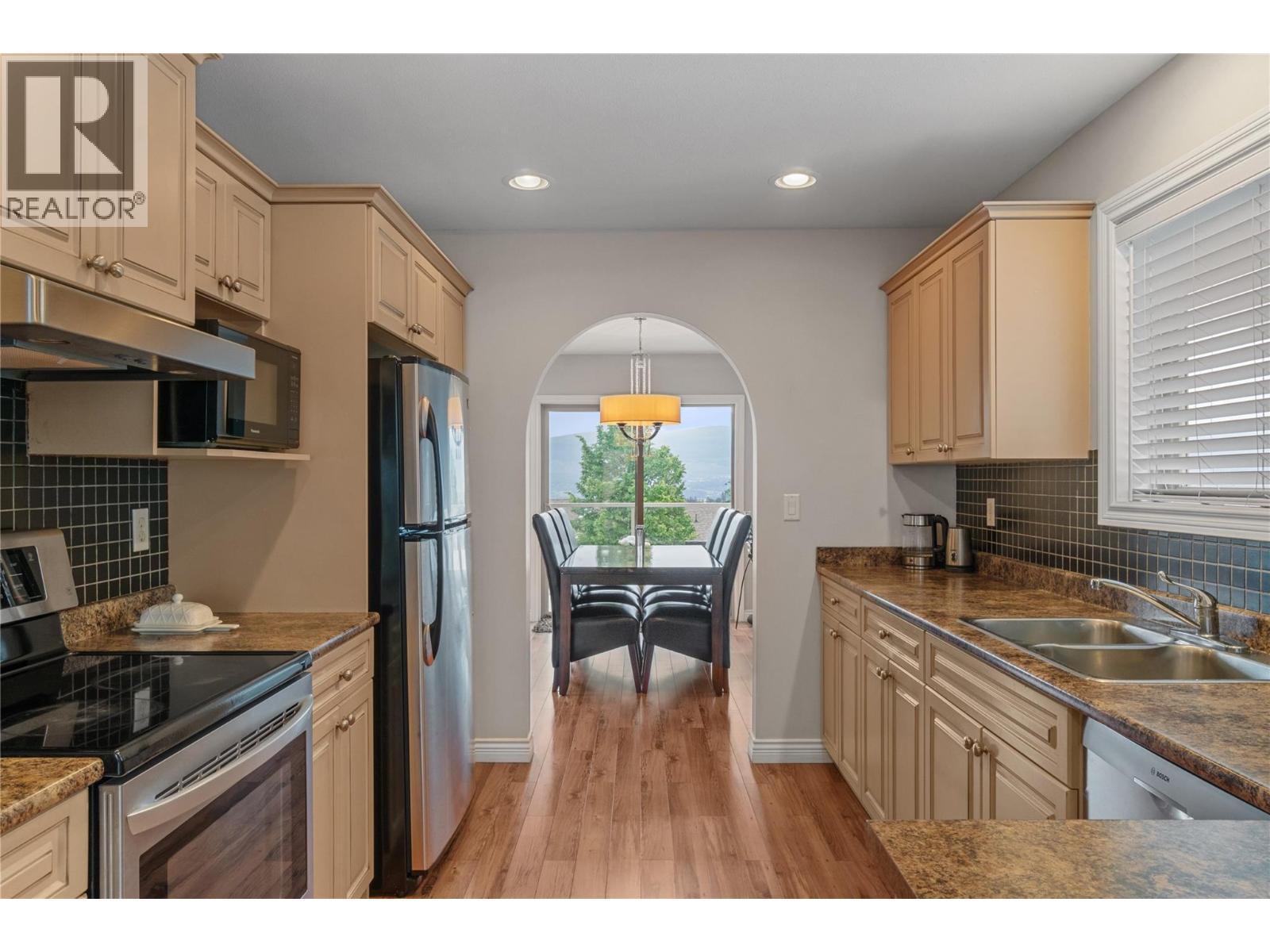 2042 Moonbeam Close, West Kelowna, BC - Indoor Photo Showing Kitchen With Double Sink