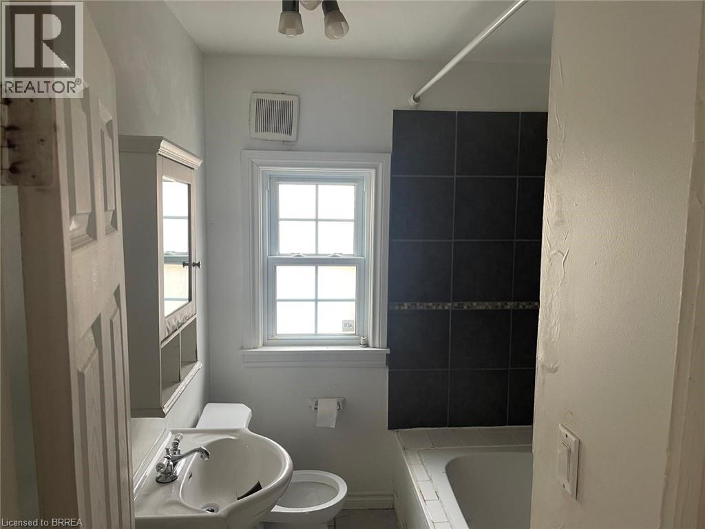 258 Wellington Road, London, ON - Indoor Photo Showing Bathroom
