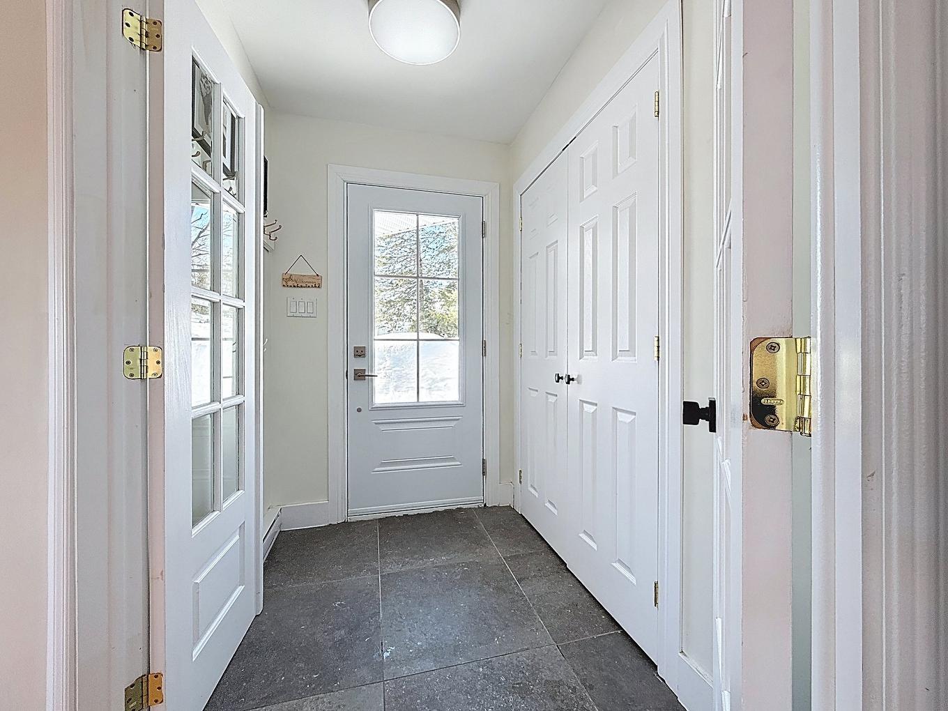 Hall d'entrée/Vestibule - 71 Rue Henri-Dunant, Sainte-Agathe-Des-Monts, QC - Indoor Photo Showing Other Room