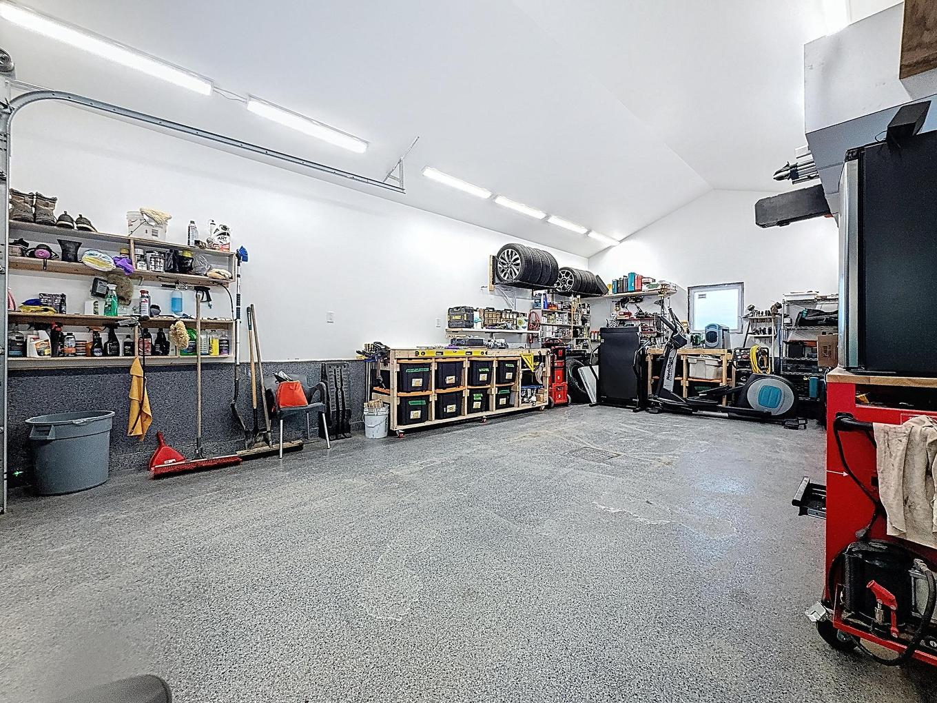 Garage - 71 Rue Henri-Dunant, Sainte-Agathe-Des-Monts, QC - Indoor Photo Showing Garage