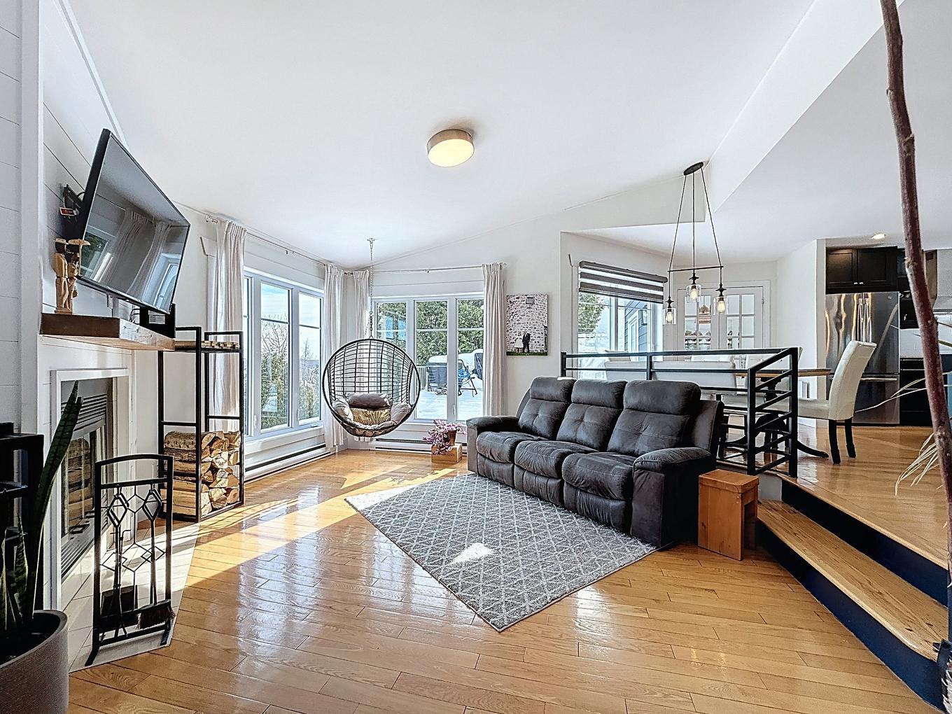 Salon - 71 Rue Henri-Dunant, Sainte-Agathe-Des-Monts, QC - Indoor Photo Showing Living Room