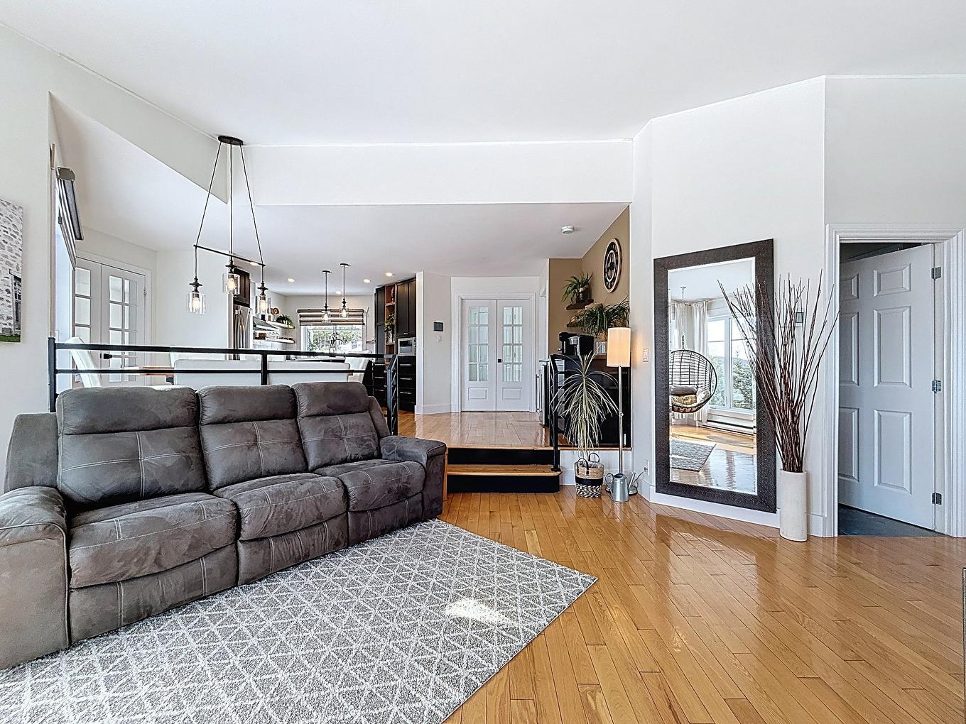 Salon - 71 Rue Henri-Dunant, Sainte-Agathe-Des-Monts, QC - Indoor Photo Showing Living Room