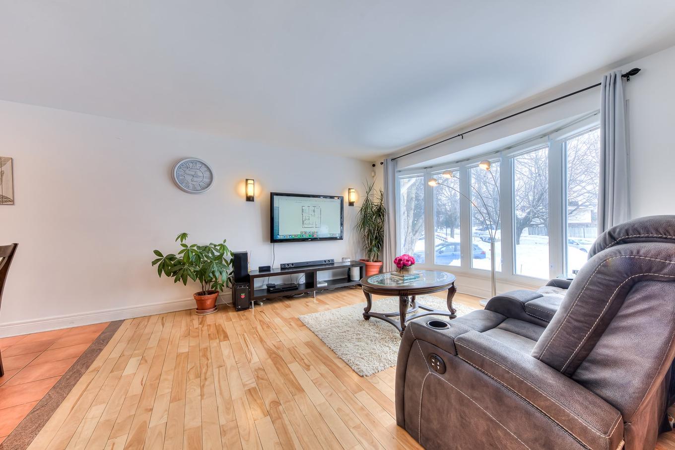 Salon - 123 Rue Houde, Kirkland, QC - Indoor Photo Showing Living Room