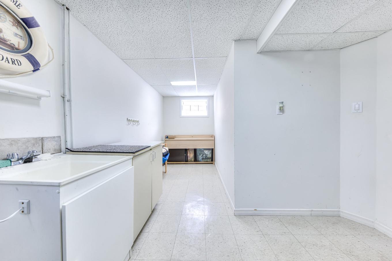 Salle de lavage - 123 Rue Houde, Kirkland, QC - Indoor Photo Showing Laundry Room