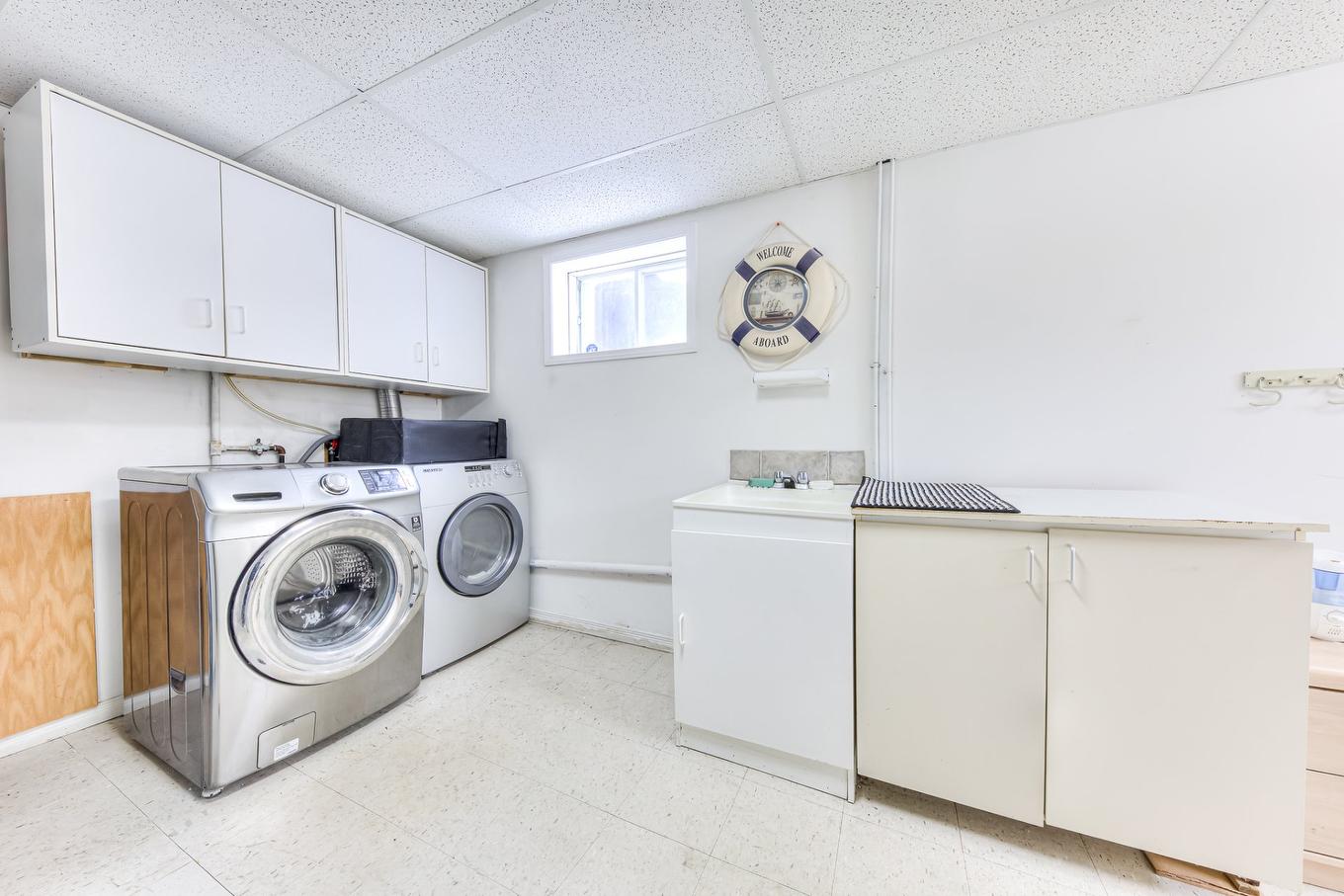 Salle de lavage - 123 Rue Houde, Kirkland, QC - Indoor Photo Showing Laundry Room