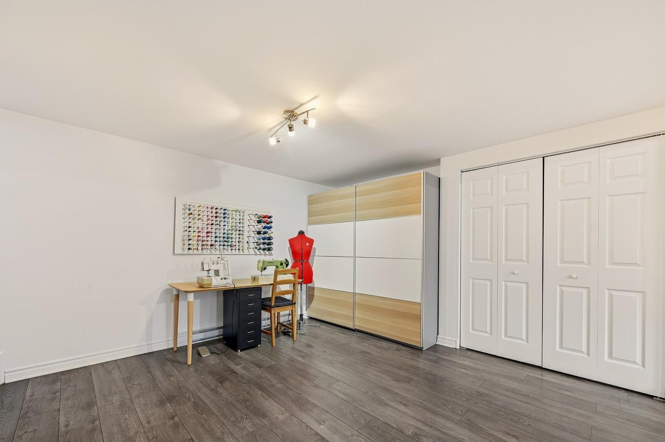 Salle familiale - 924 Rue Brissette, Sainte-Julie, QC - Indoor