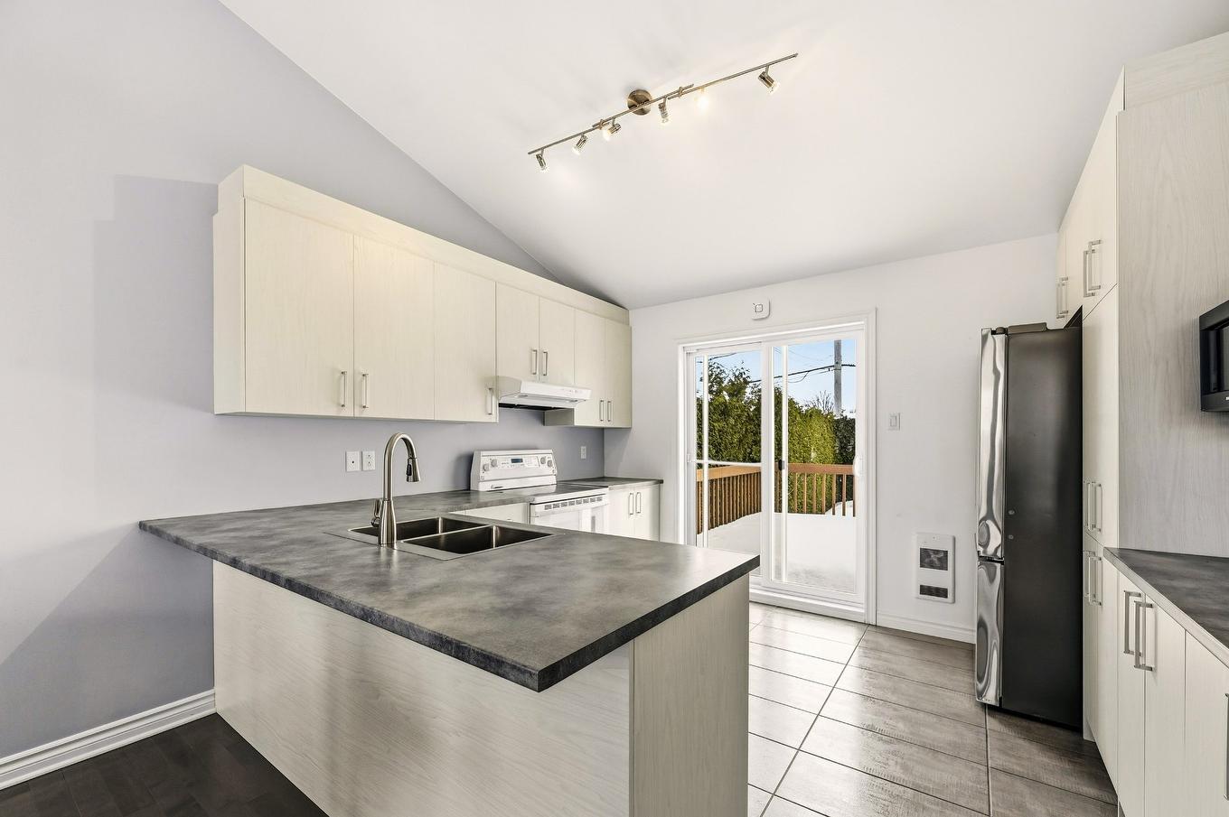 Cuisine - 924 Rue Brissette, Sainte-Julie, QC - Indoor Photo Showing Kitchen With Double Sink