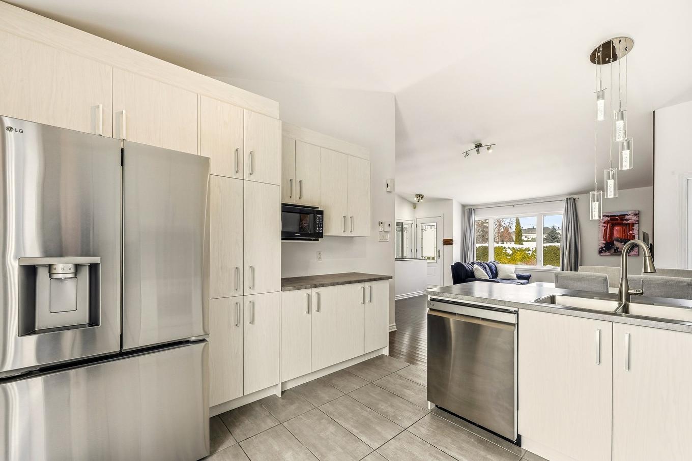 Cuisine - 924 Rue Brissette, Sainte-Julie, QC - Indoor Photo Showing Kitchen With Double Sink