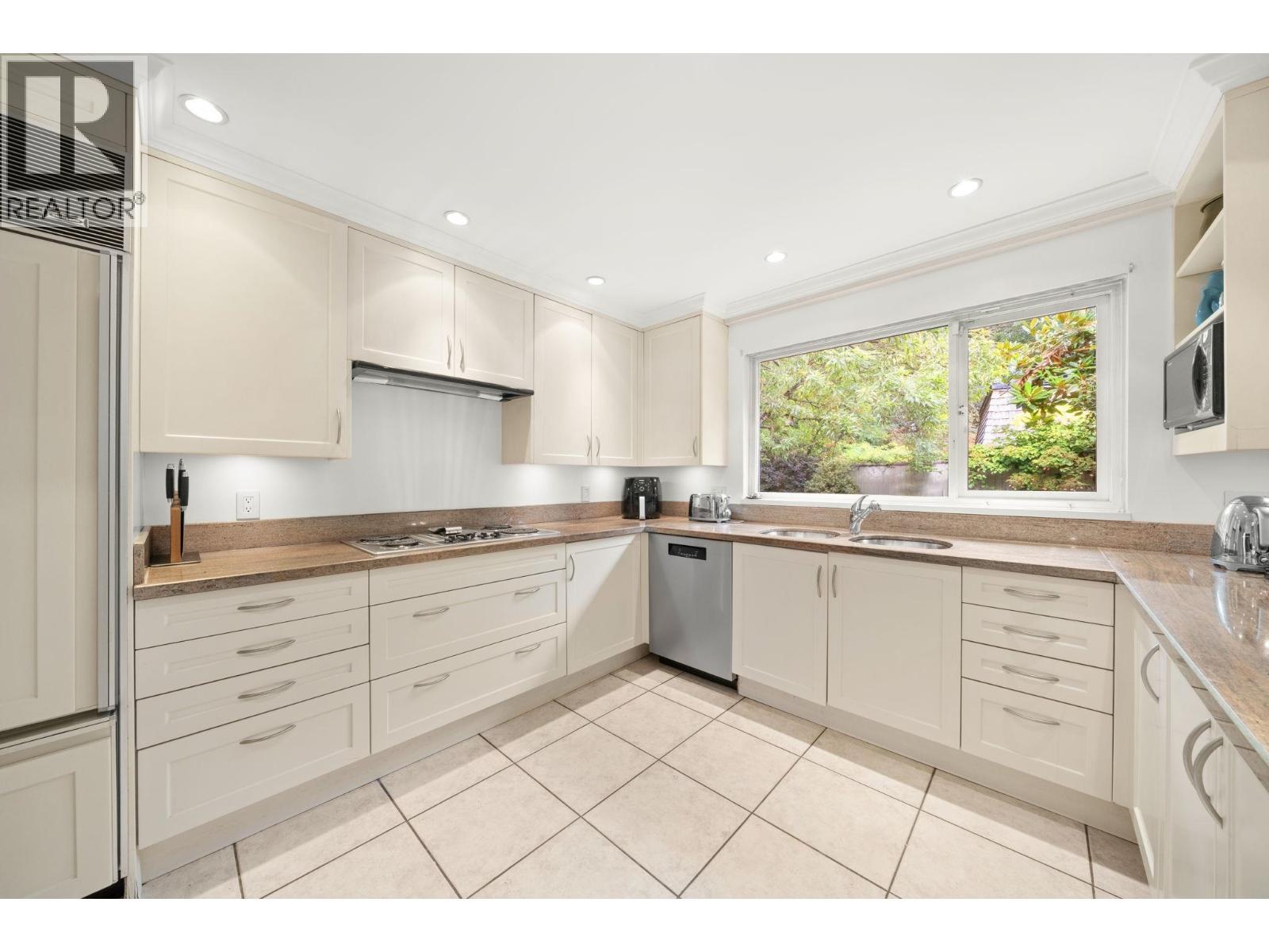 1443 Mcrae Avenue, Vancouver, BC - Indoor Photo Showing Kitchen
