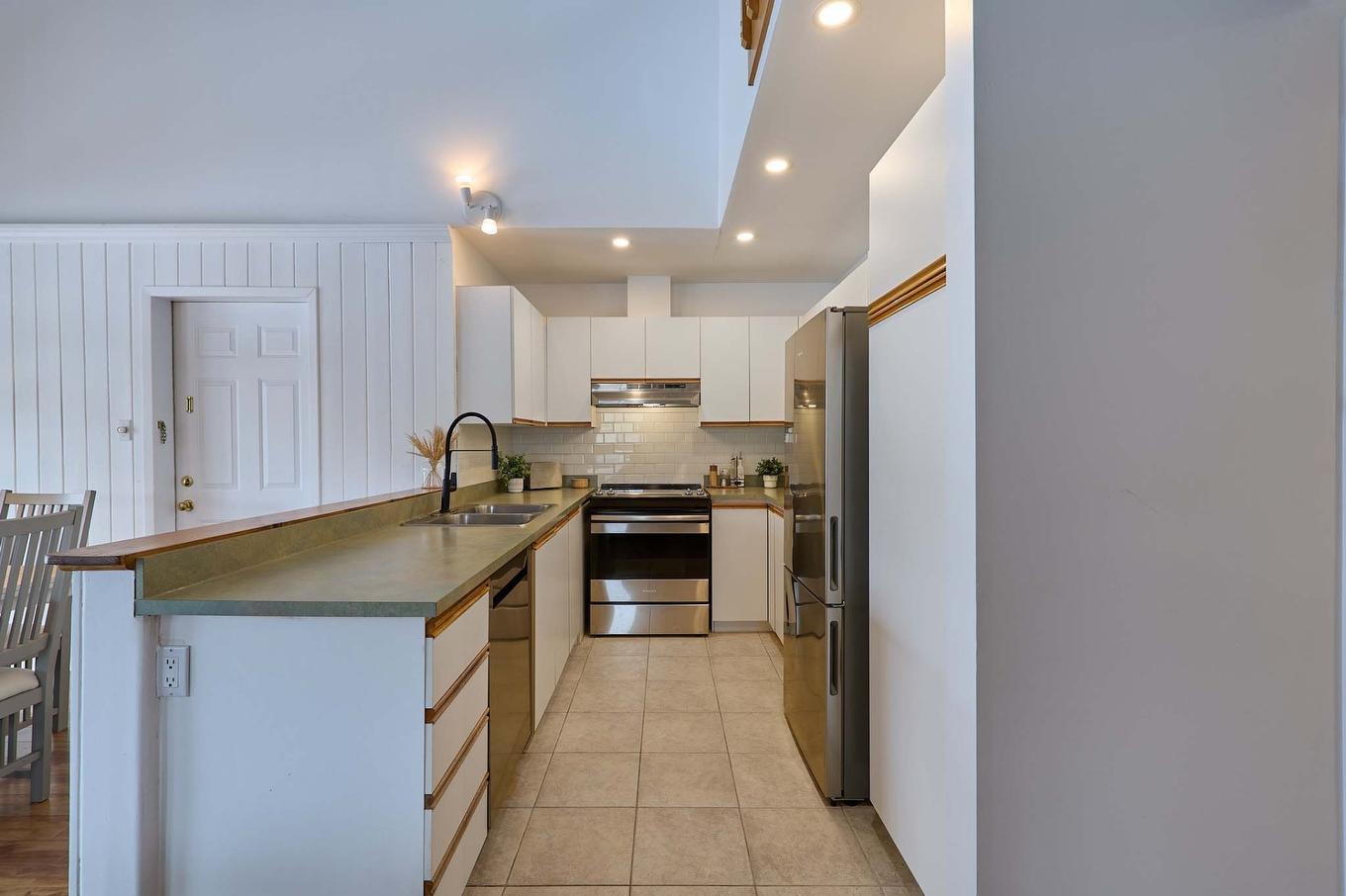 Cuisine - F-735 Ch. Des Trois-Villages, Piedmont, QC - Indoor Photo Showing Kitchen With Double Sink