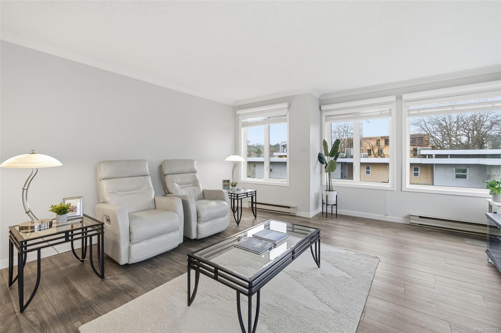 301-1121 Oscar St, Victoria, BC - Indoor Photo Showing Living Room