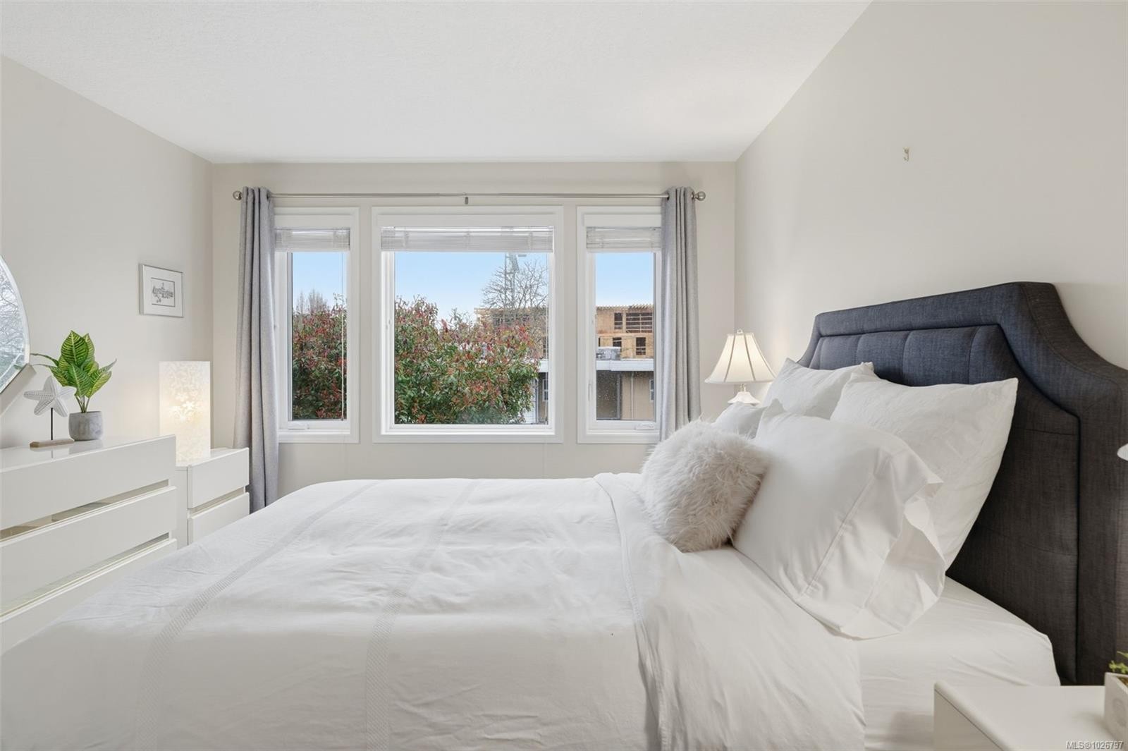 301-1121 Oscar St, Victoria, BC - Indoor Photo Showing Bedroom