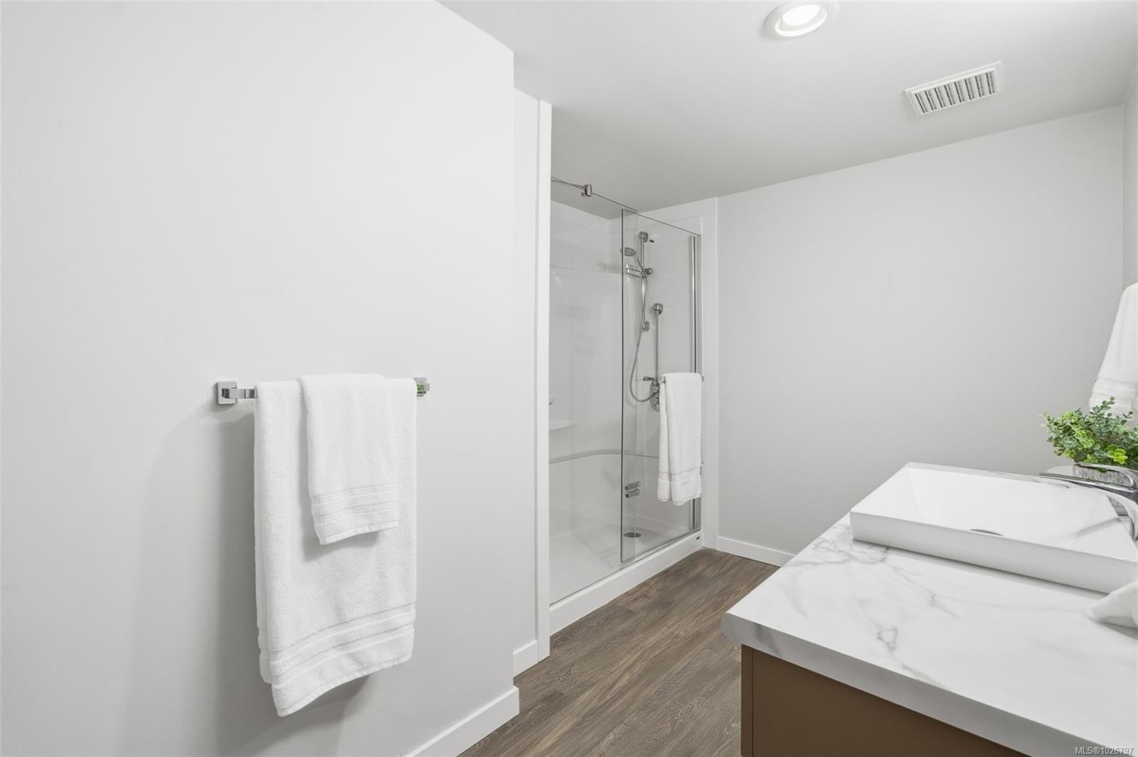 301-1121 Oscar St, Victoria, BC - Indoor Photo Showing Bathroom