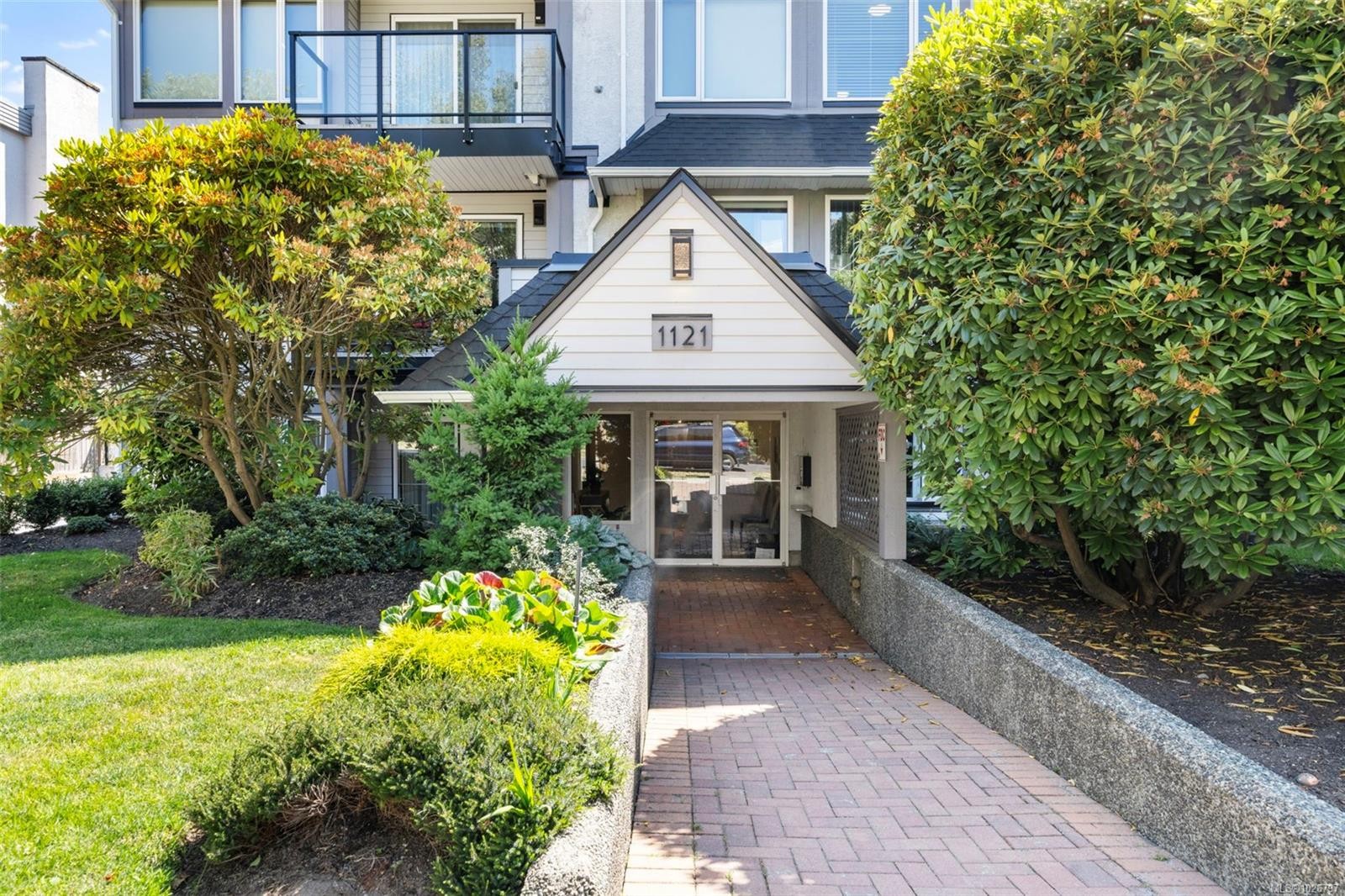 301-1121 Oscar St, Victoria, BC - Outdoor