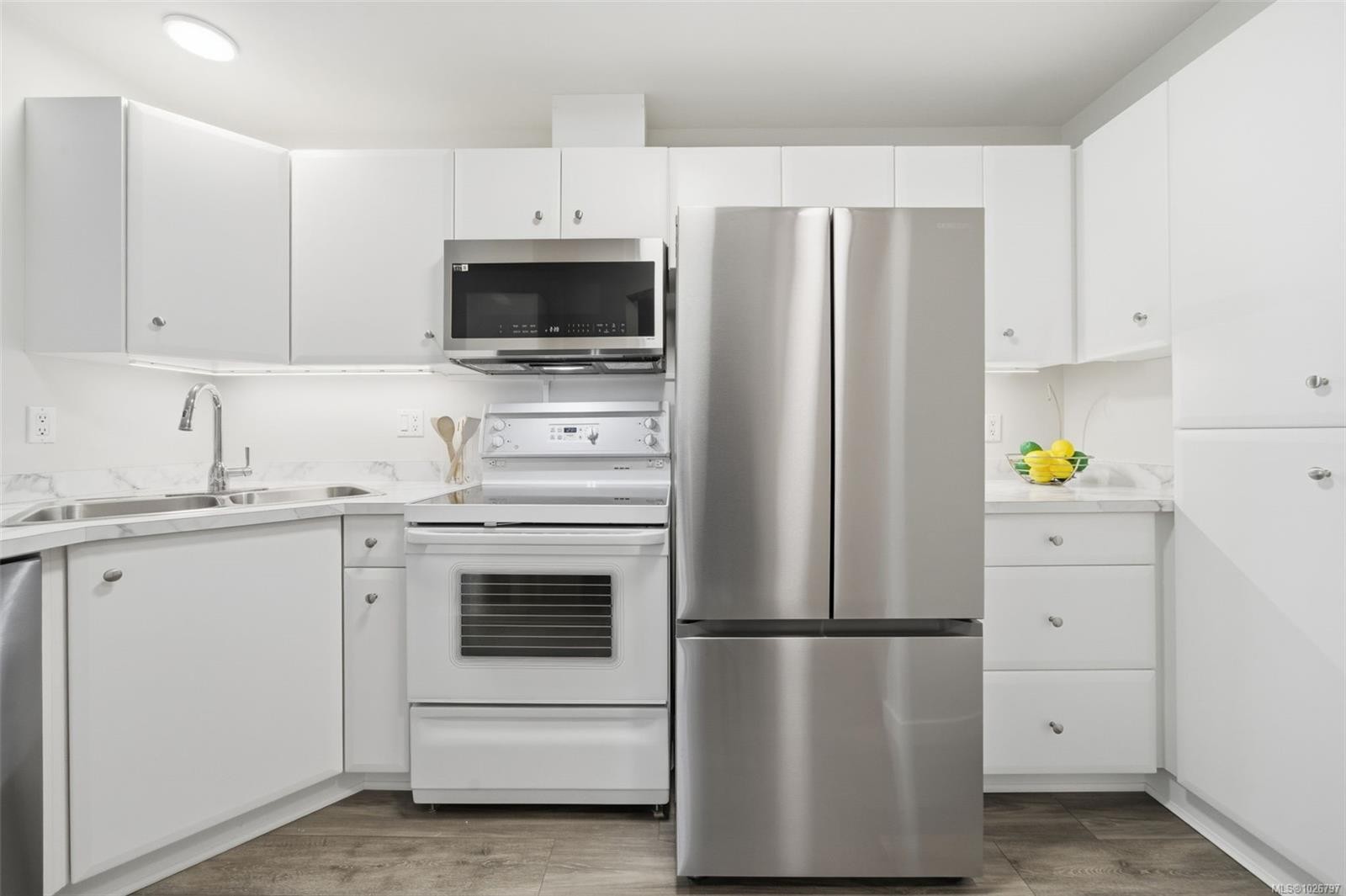 301-1121 Oscar St, Victoria, BC - Indoor Photo Showing Kitchen With Double Sink