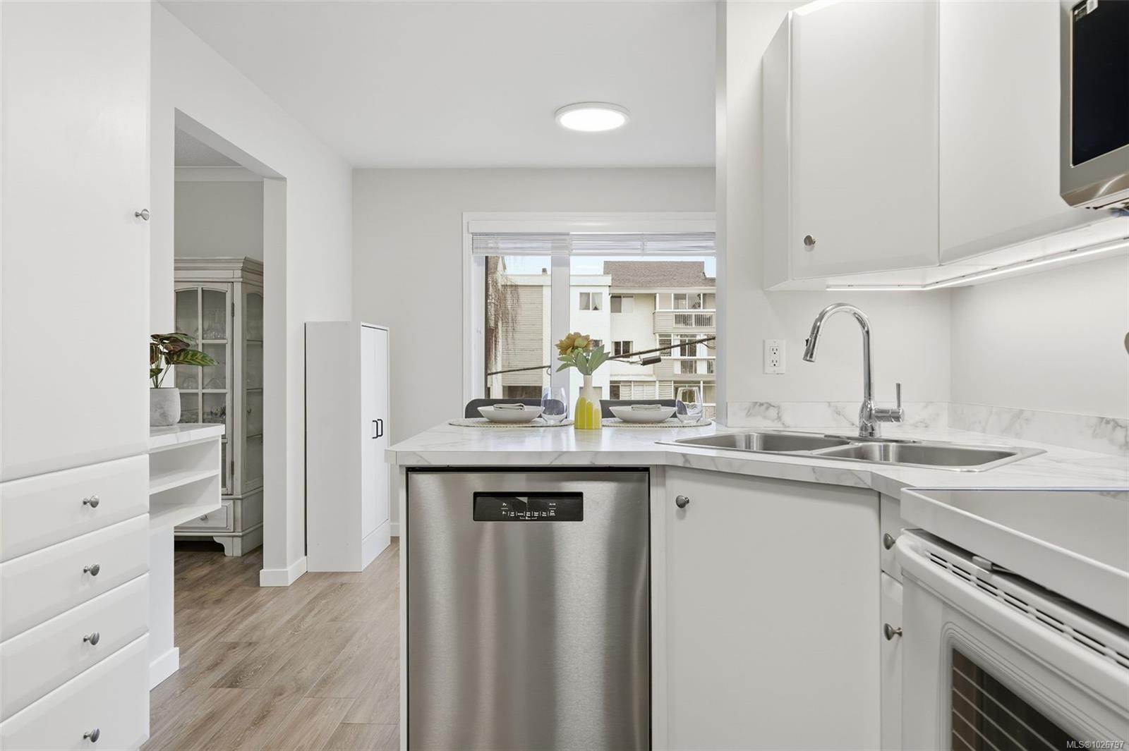 301-1121 Oscar St, Victoria, BC - Indoor Photo Showing Kitchen With Double Sink
