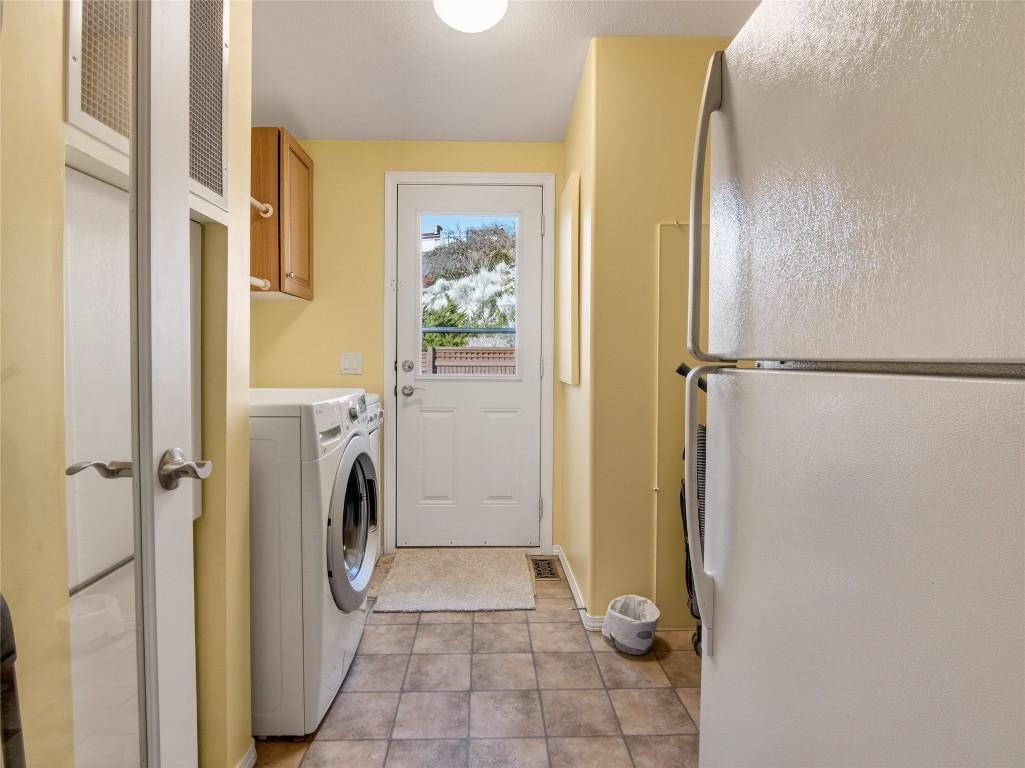 797 Eckhardt Avenue, Penticton, BC - Indoor Photo Showing Laundry Room